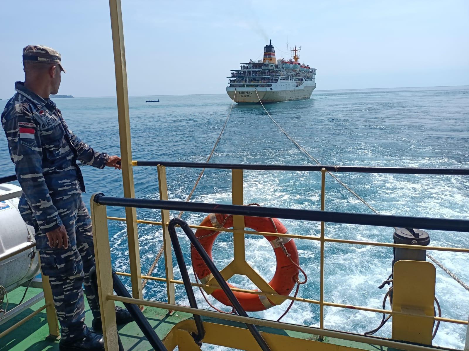 KM Sirimau saat Ditarik KM Ganda Nusantara 14 dan berhasil keluar dari tempatnya karam di Pulau Meko, perairan Lembata, Kamis (19/5/2022)