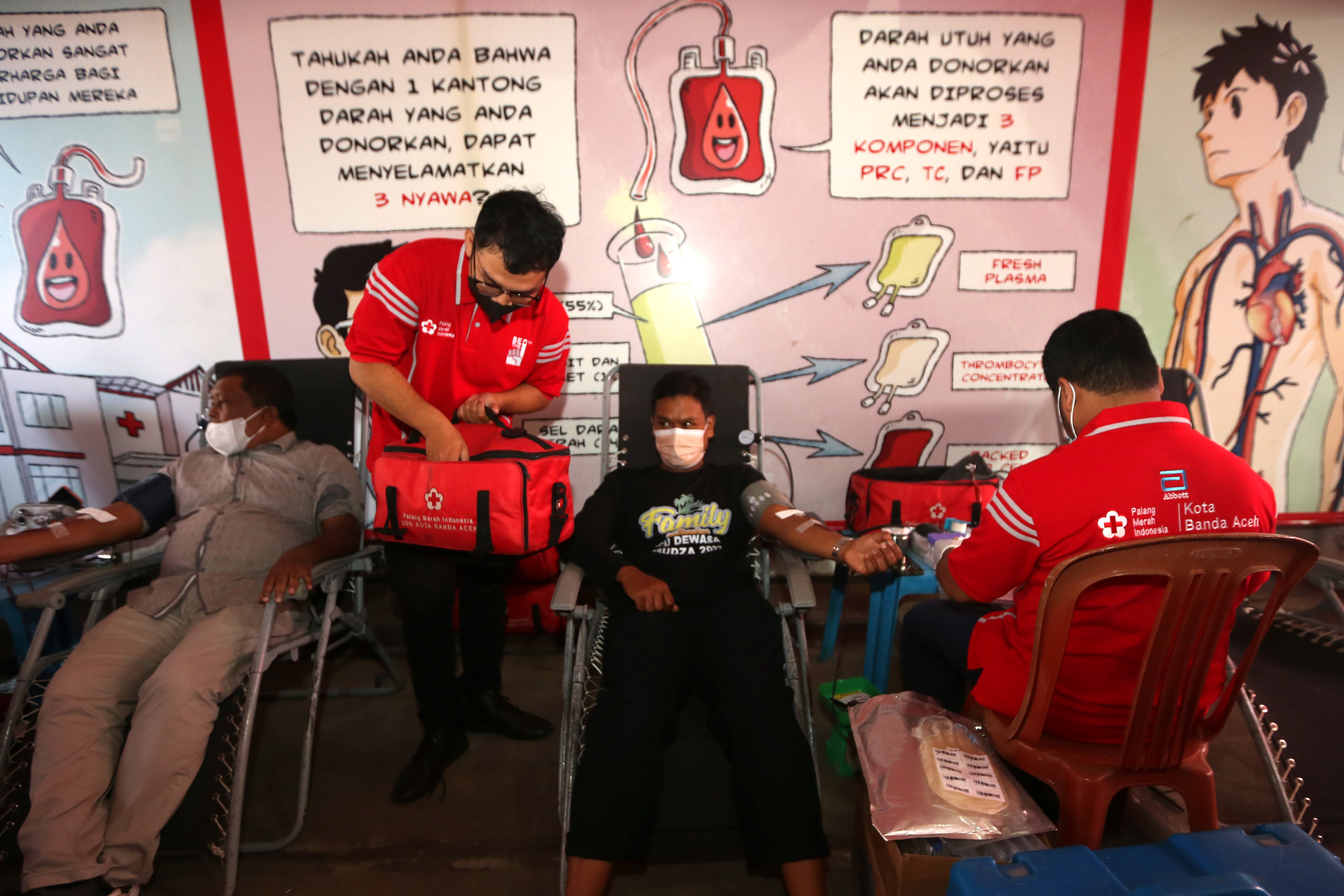  DONOR DARAH UNTUK PASIEN TALASEMIA: Warga mendonorkan darahnya untuk membantu penderita talasemia diselenggarakan PMI di Banda Aceh.