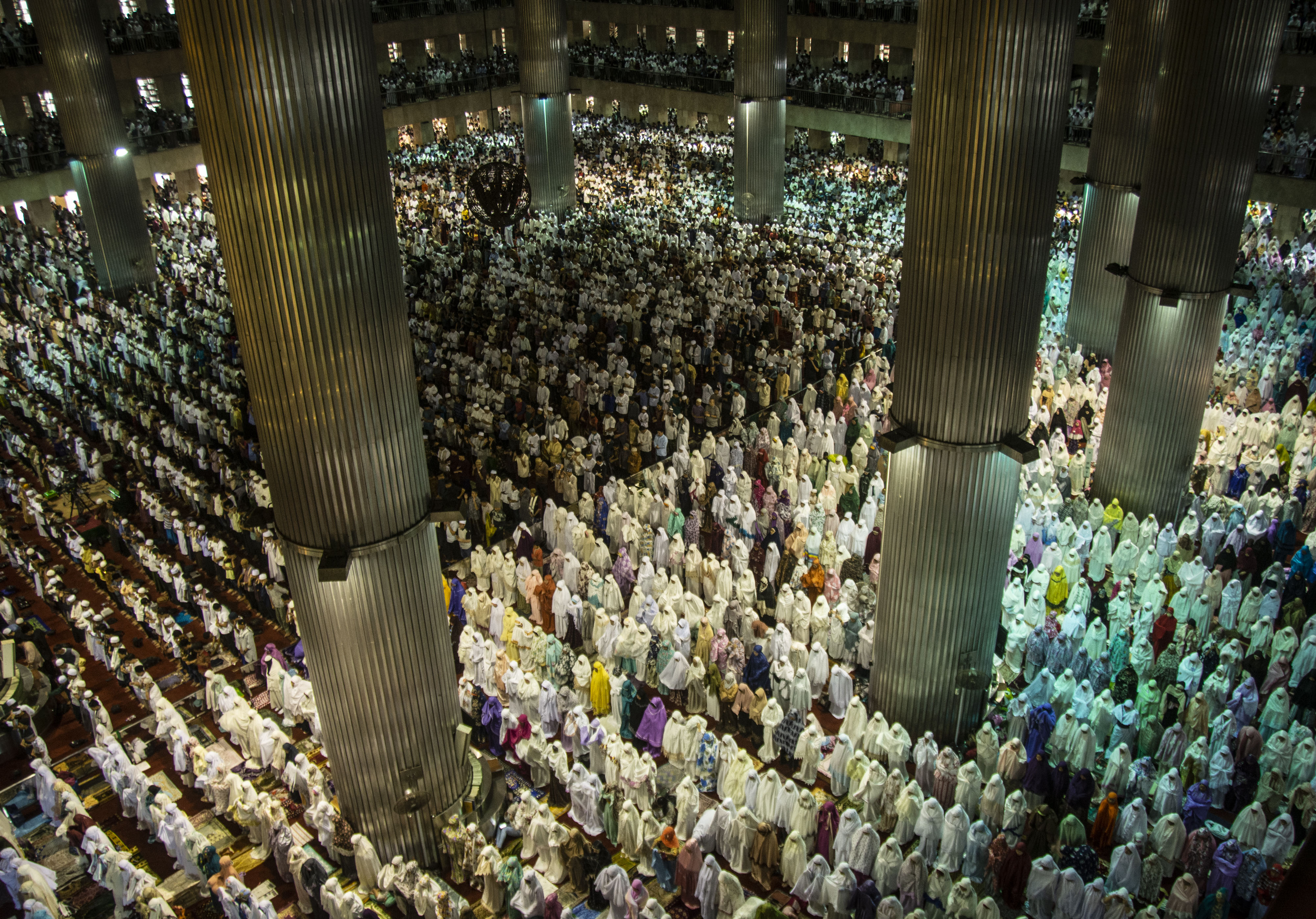 Umat Muslim melaksanakan salat Idulfitri di Masjid Istiqlal, Jakarta.
