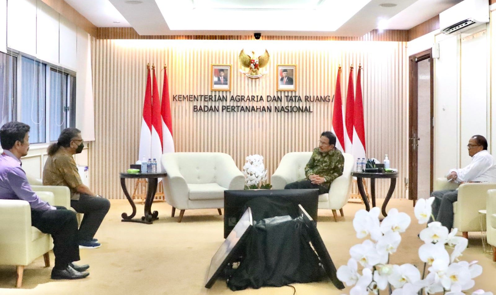 Eurico Guterres (baju bati berambut panjang) bersama temannya saat menemui Menteri ATR/Kepala BPN, Sofyan A. Djalil dan Staf Khususnya Bidan