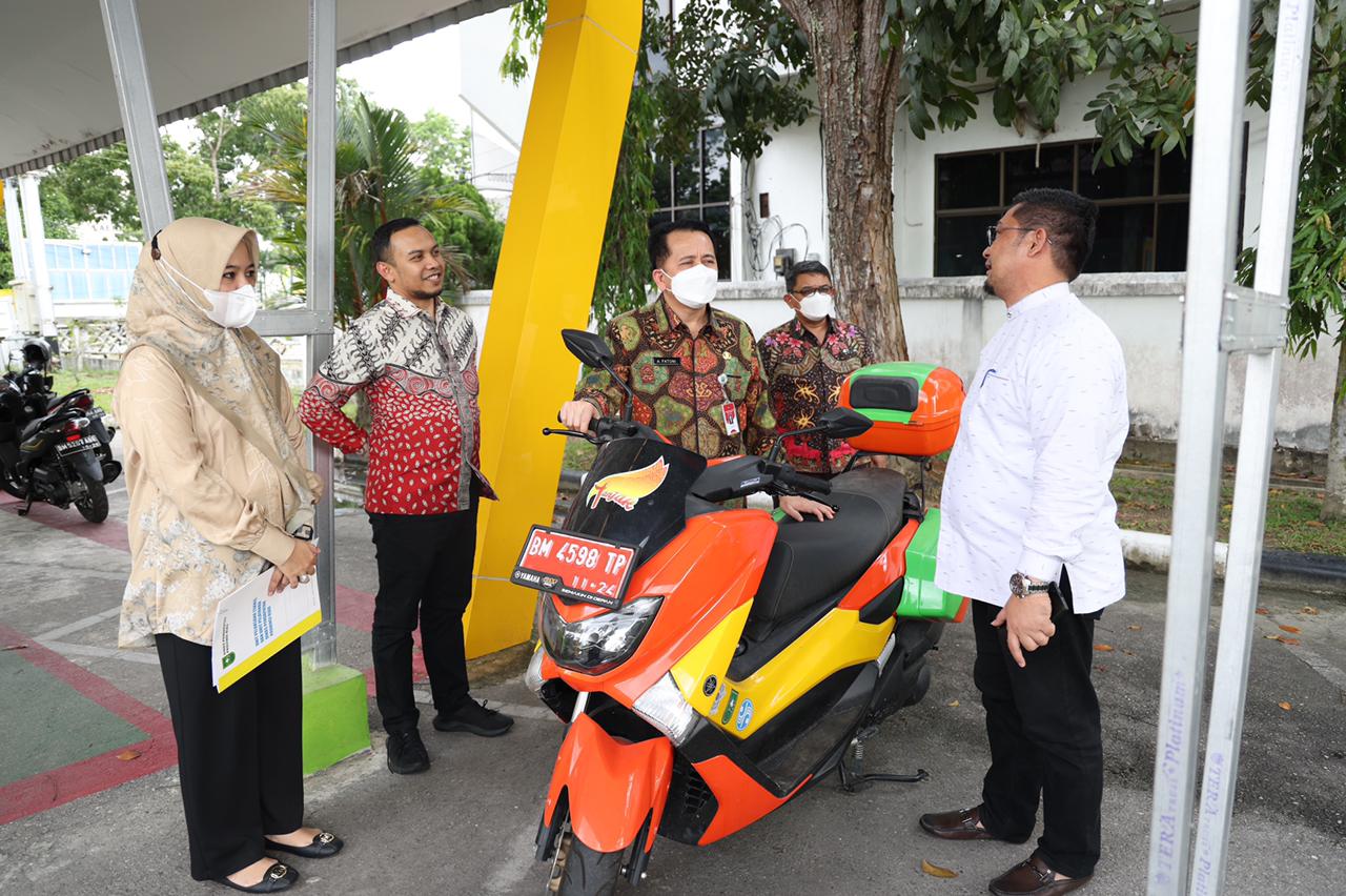 Dirjen Keuda Kemendagri Agus Fatoni (tengah) meninjau langsung pelayanan Samsat Drive Thru di Pekanbaru, Riau. 