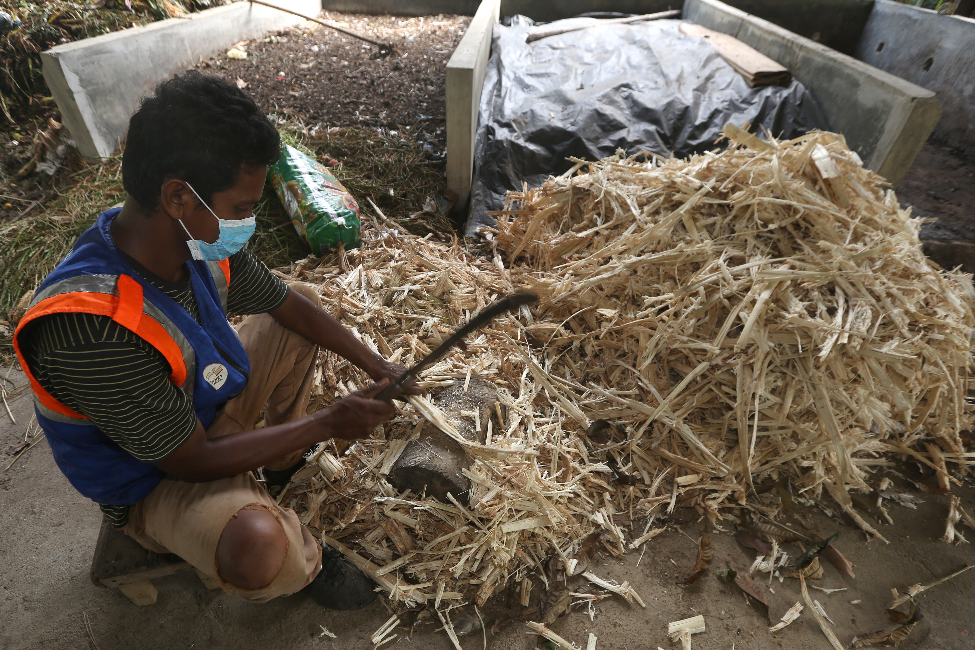 Warga mengolah sampah ampas batang tebu dan batok kelapa muda untuk dijadikan pupuk organik di Banda Aceh, Aceh.