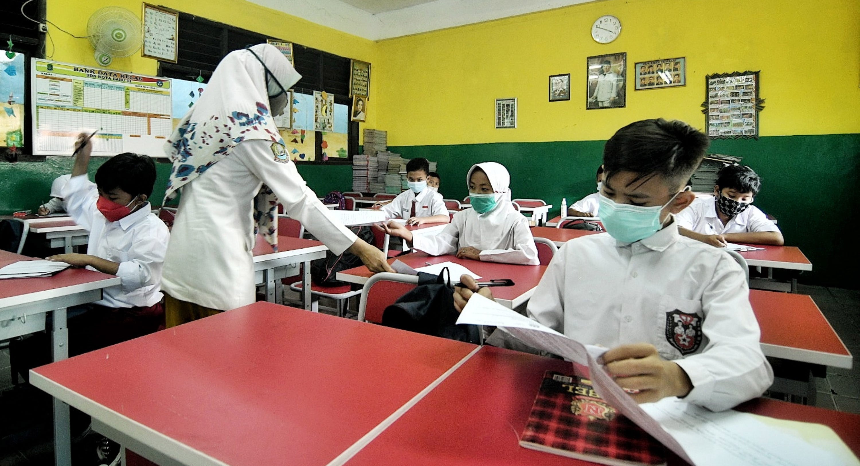 llustrasi. Guru mengawasi murid yang sedang mengikuti ujian di SD Negeri Kota Baru 3, Bekasi Barat, Kota Bekasi, Jawa Barat. 