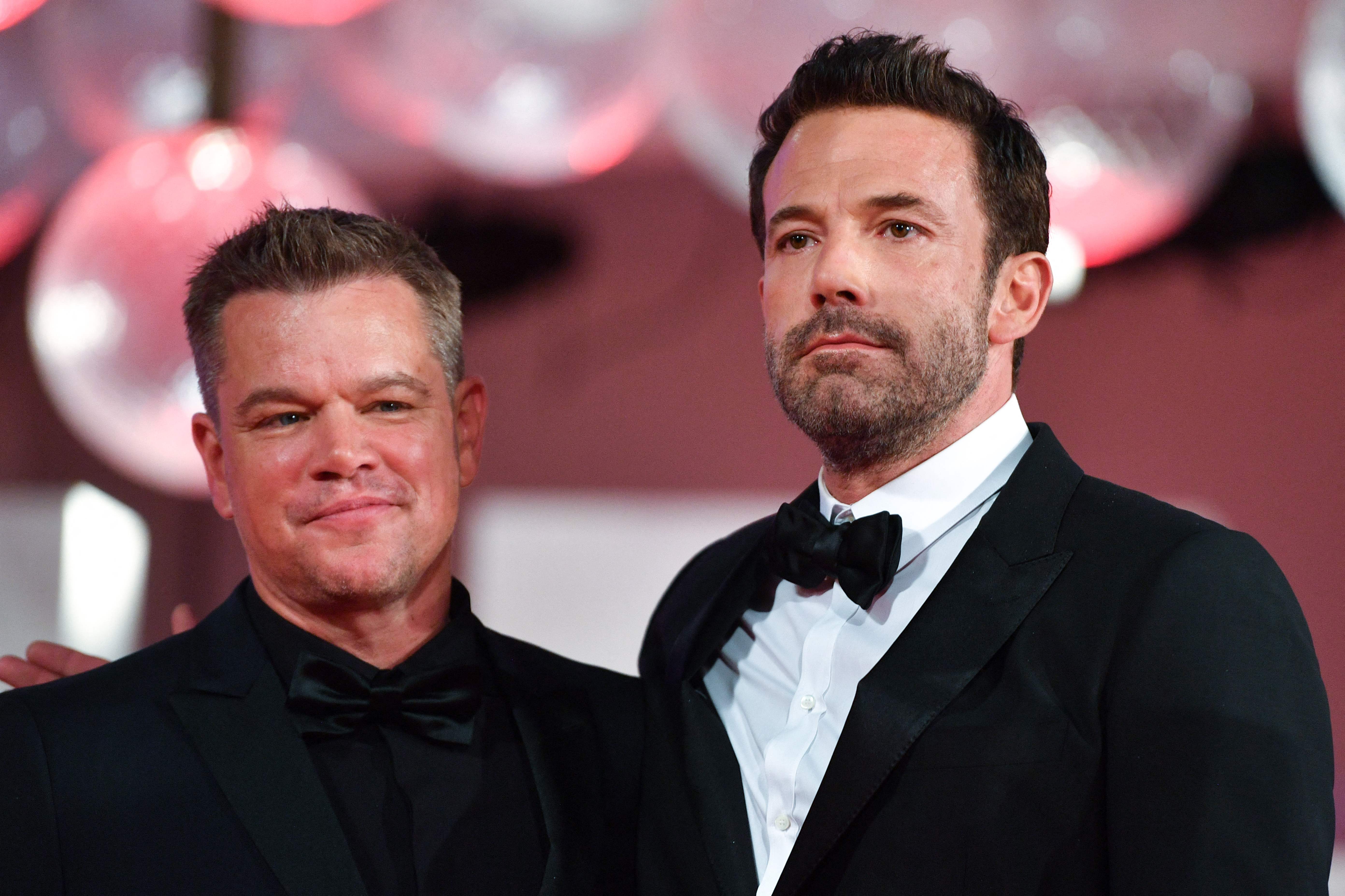 Aktor Matt Damon (kiri) dan Ben Affleck
