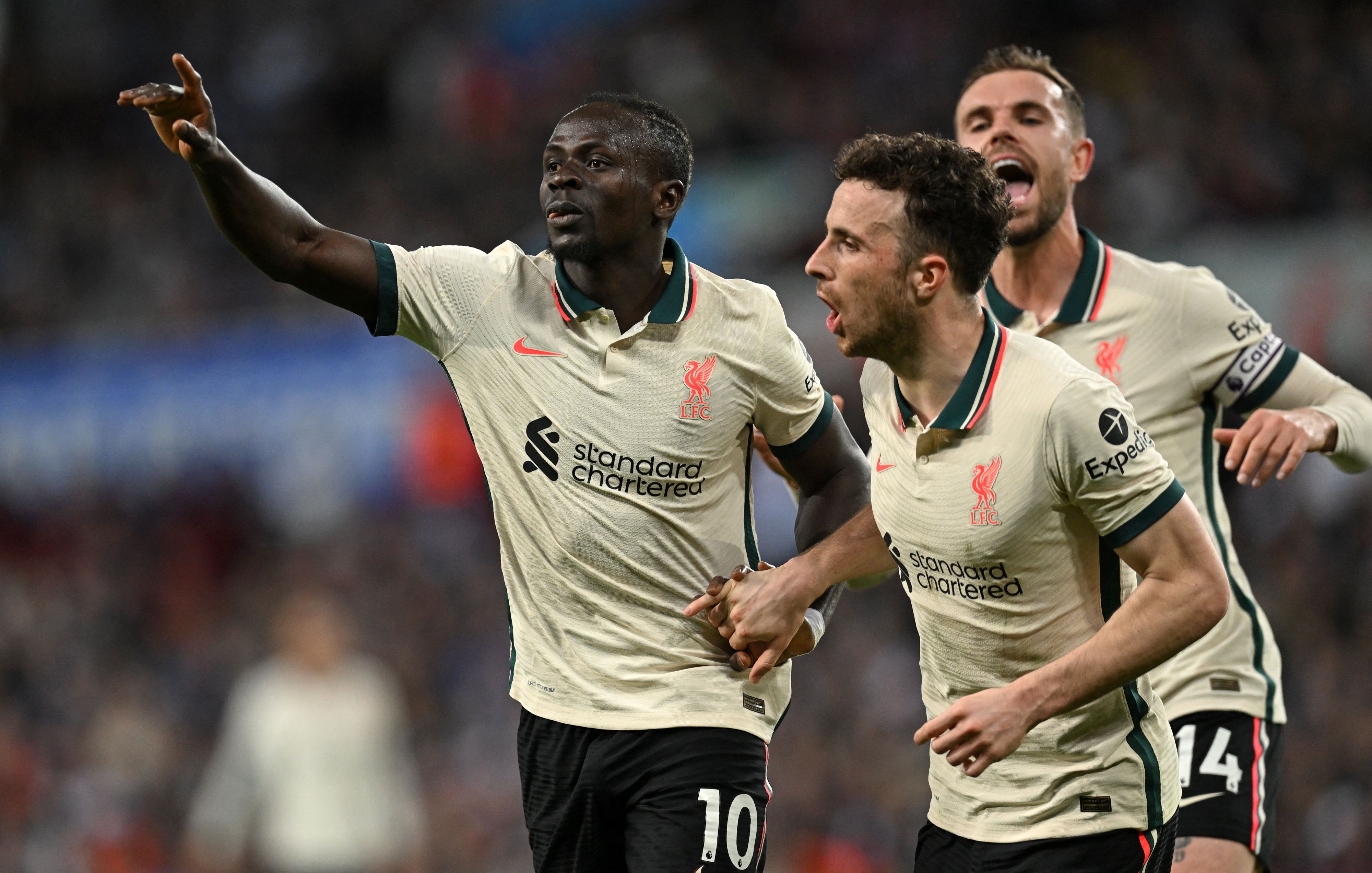 Penyerang Liverpool Sadio Mane (kiri) melakukan selebrasi usai mencetak gol ke gawang Aston Villa di laga Liga Primer Inggris.