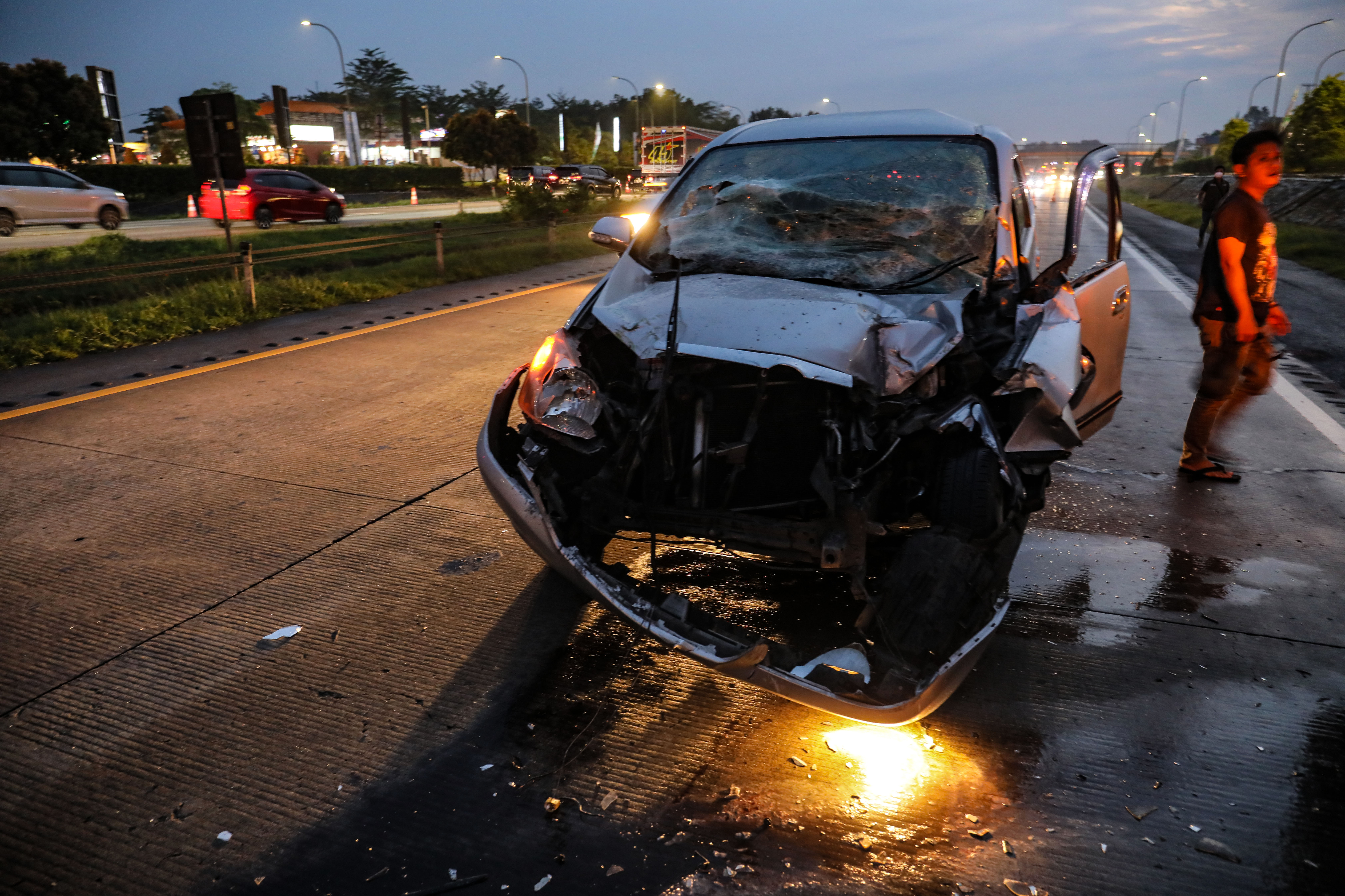 Kendaraan mengalami kecelakaan tunggal di tengah arus mudik.