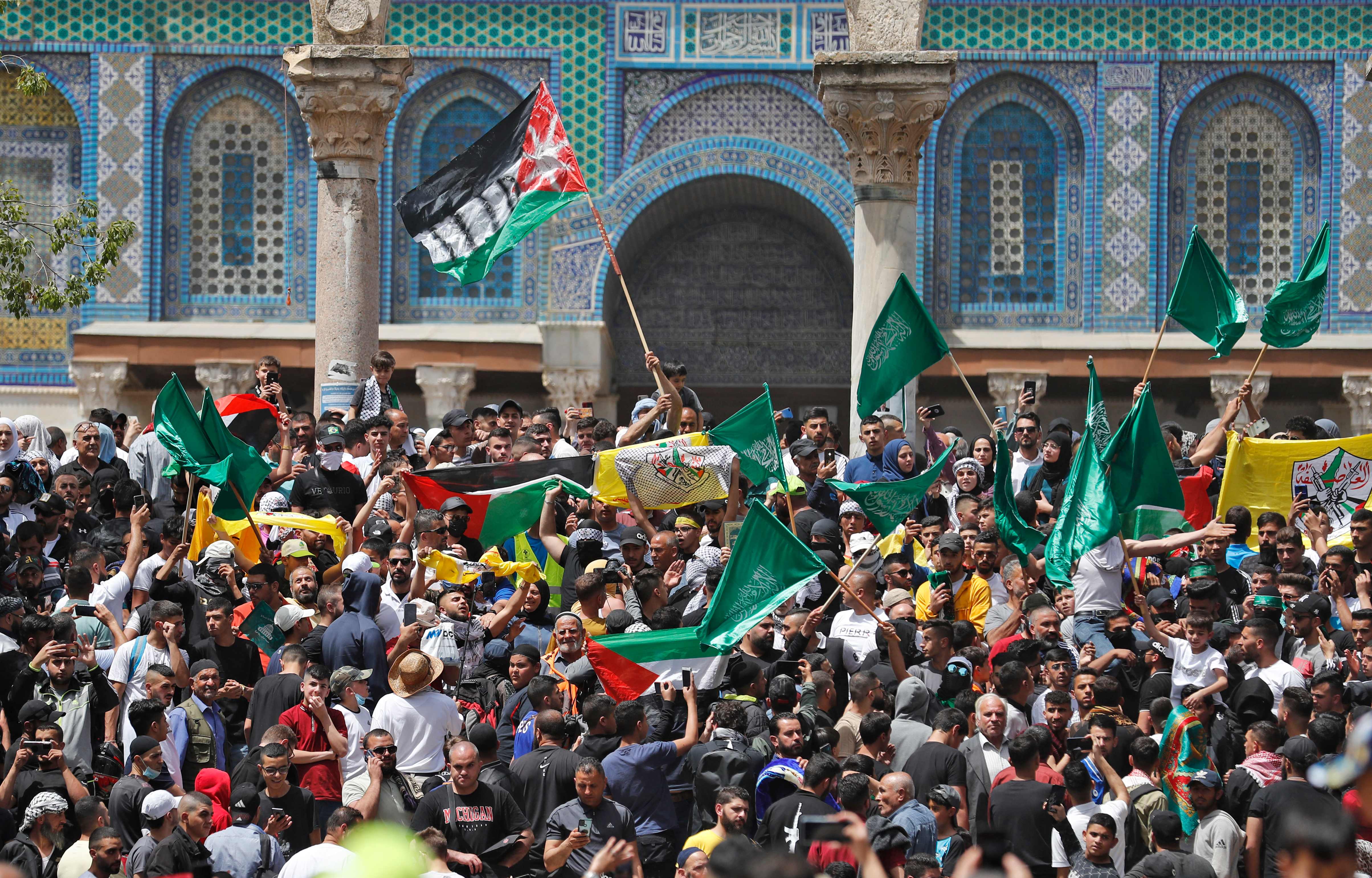 Warga Palestina menggelar aksi protes di Kompleks Masjid Al Aqsa, Jerusalem, di Salat Jumat terakhir di Bulan Ramadan.