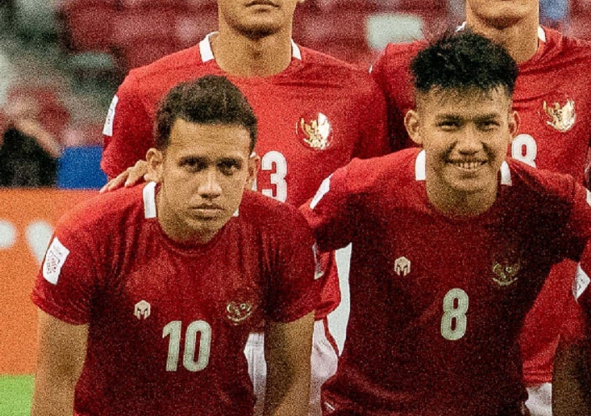 Egy Maulana Vikri (kiri) dan Witan Sulaeman membawa Indonesia menang 3-1 atas Myanmar untuk lolos ke semifinal SEA Games 2021.