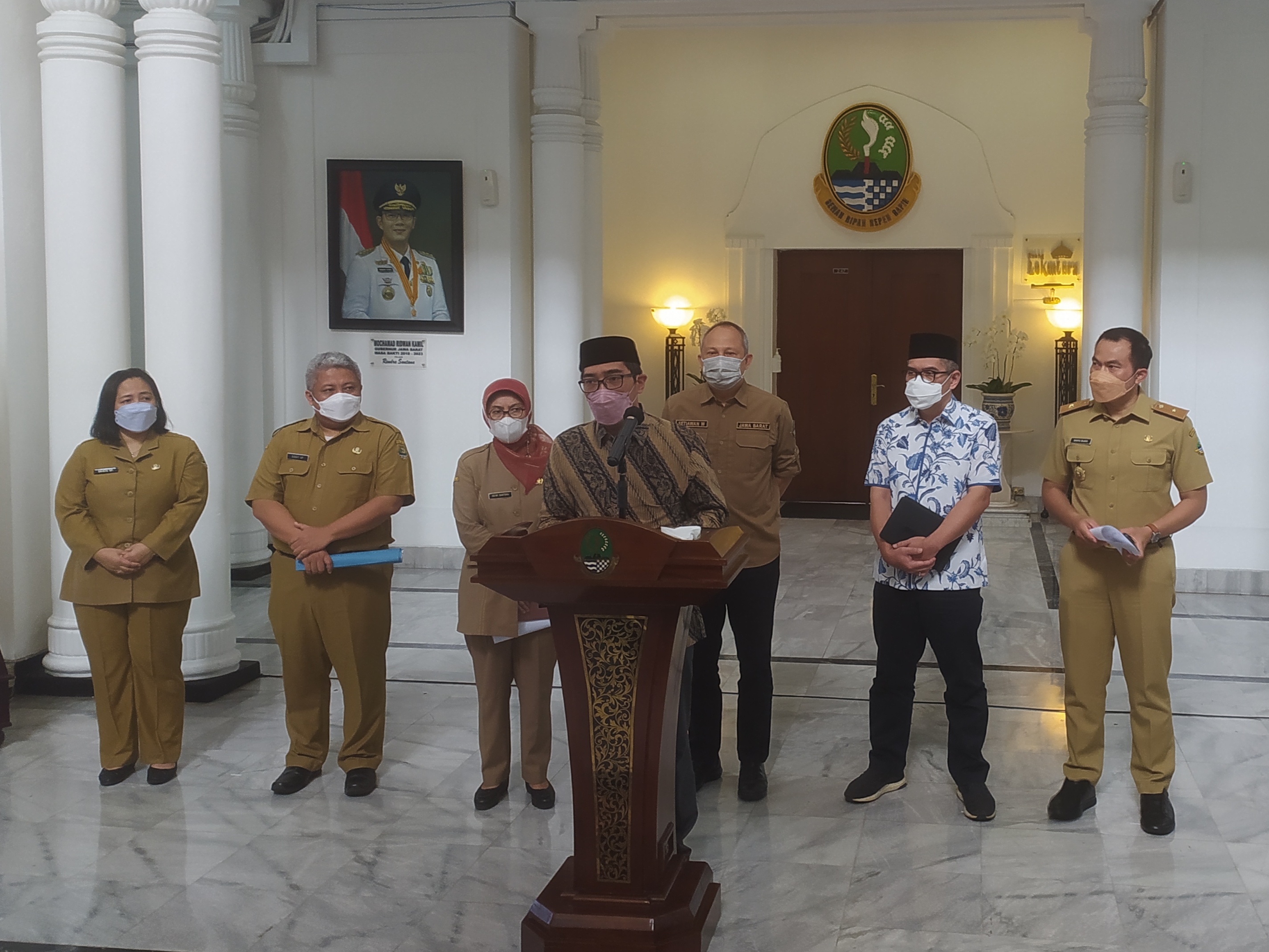 Juru bicara keluarga Ridwan Kamil, Elpi Nazmuzaman, saat memyampaikan keterangan kepada media di Bandung, Jabar, Senin (30/5).