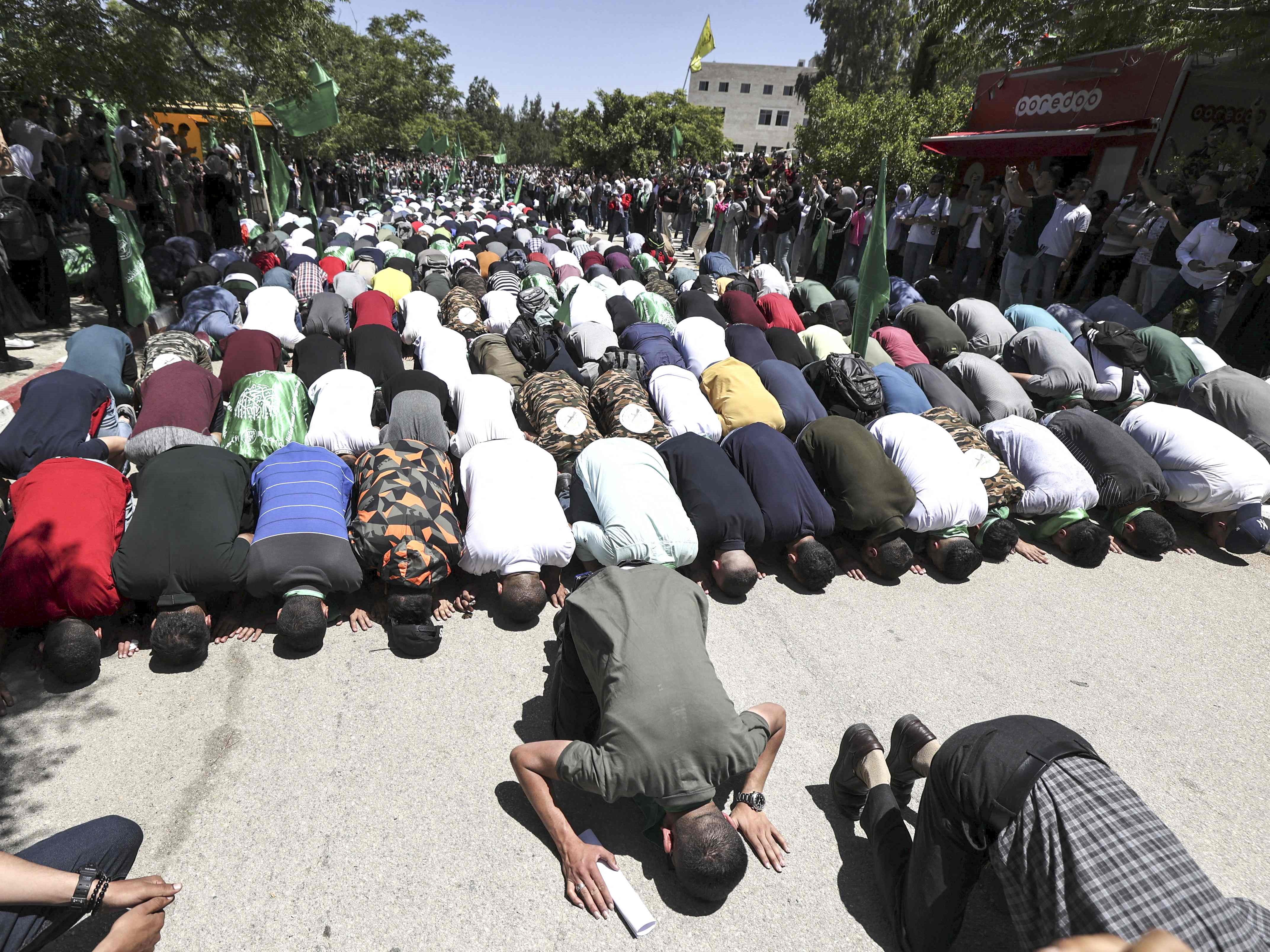 Mahasiswa Palestina yang mendukung Hamas bersyukur saat mereka merayakan kemenangan dalam pemilihan mahasiswa di Universitas Birzeit.