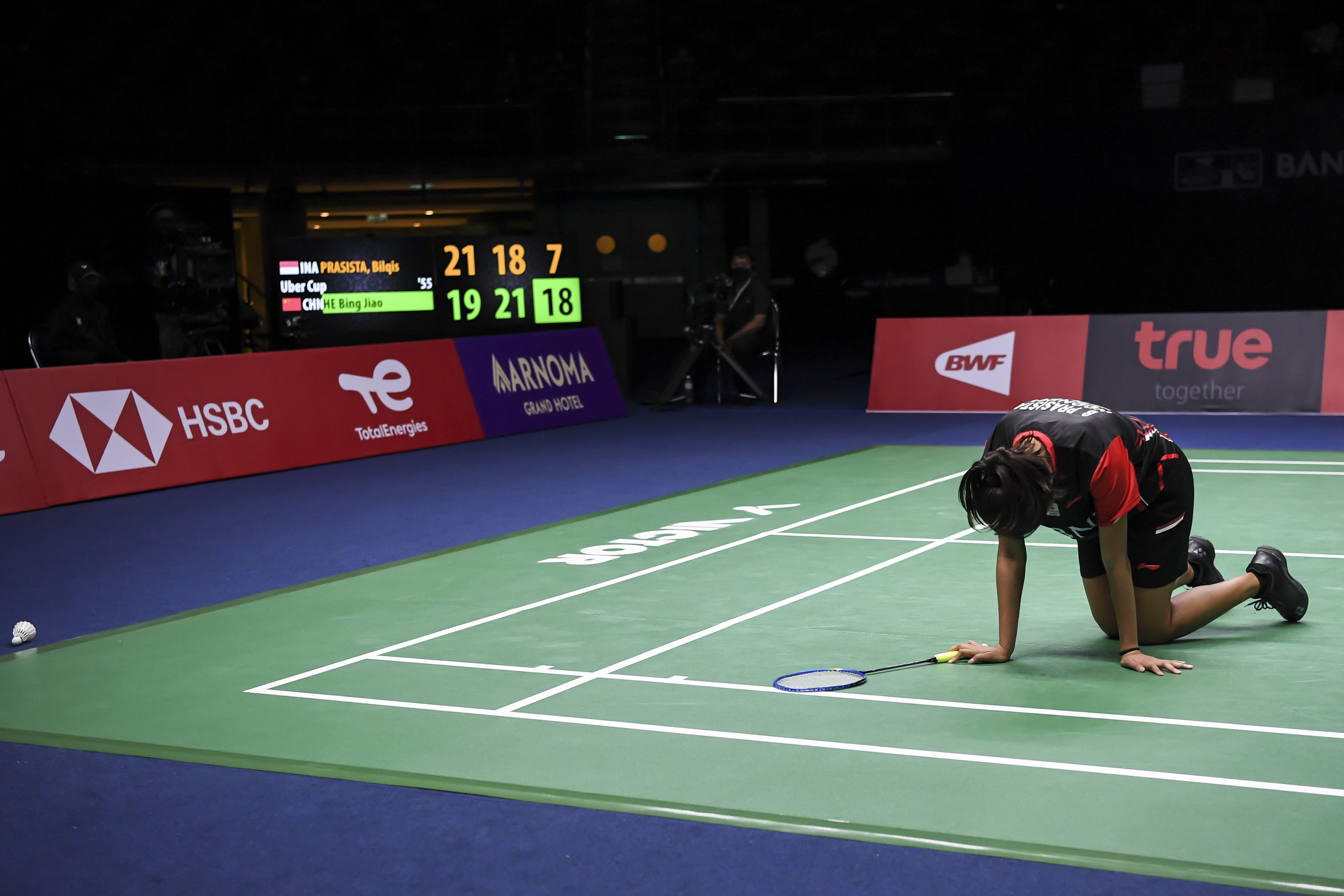 Pebulu tangkis tunggal putri Indonesia Bilqis Prasista gagal mengembalikan kok ke arah lawannya pebulu tangkis Cina He Bing Jiao