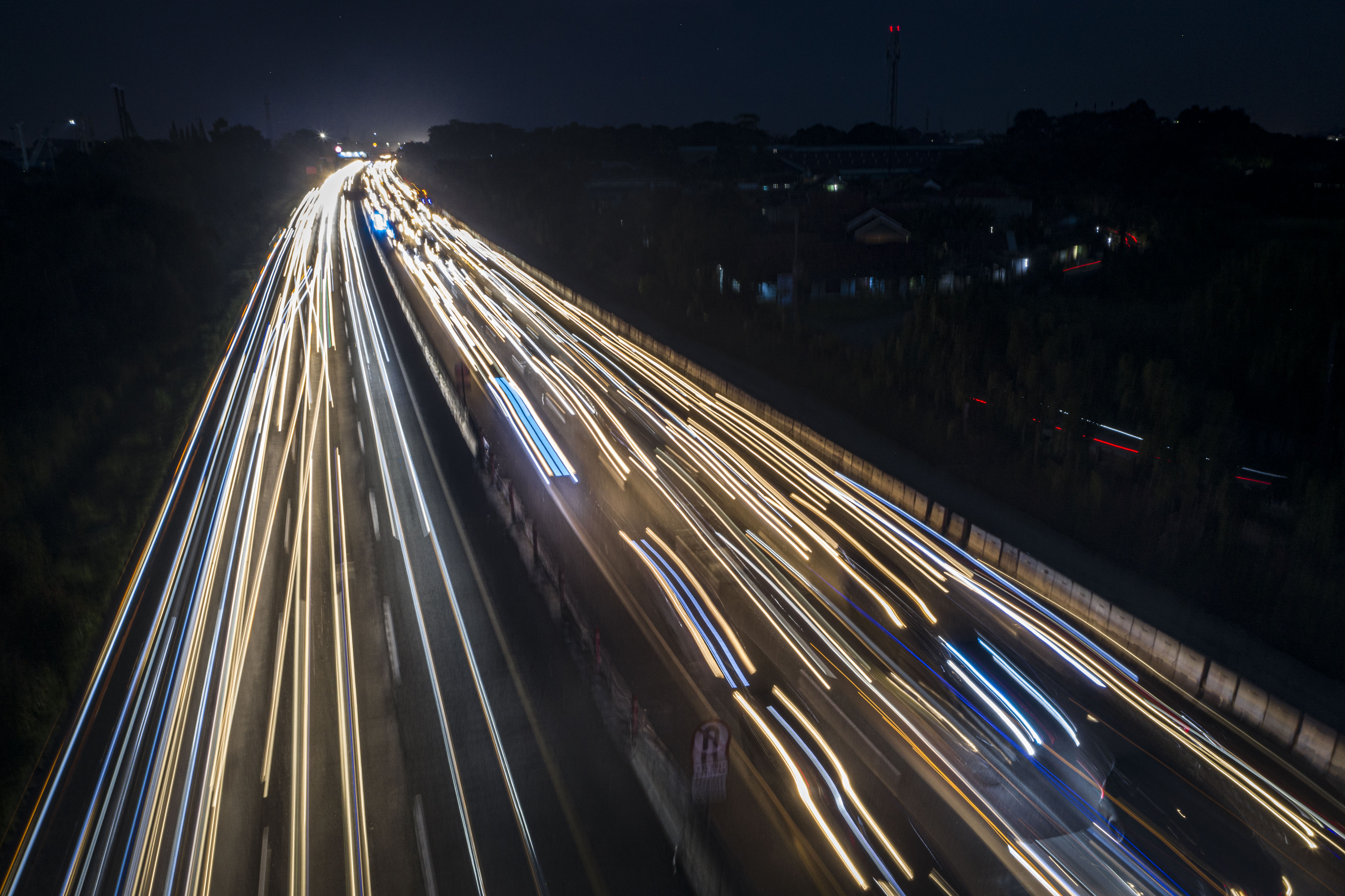 Kendaraan pemudik melintas saat pemberlakuan 