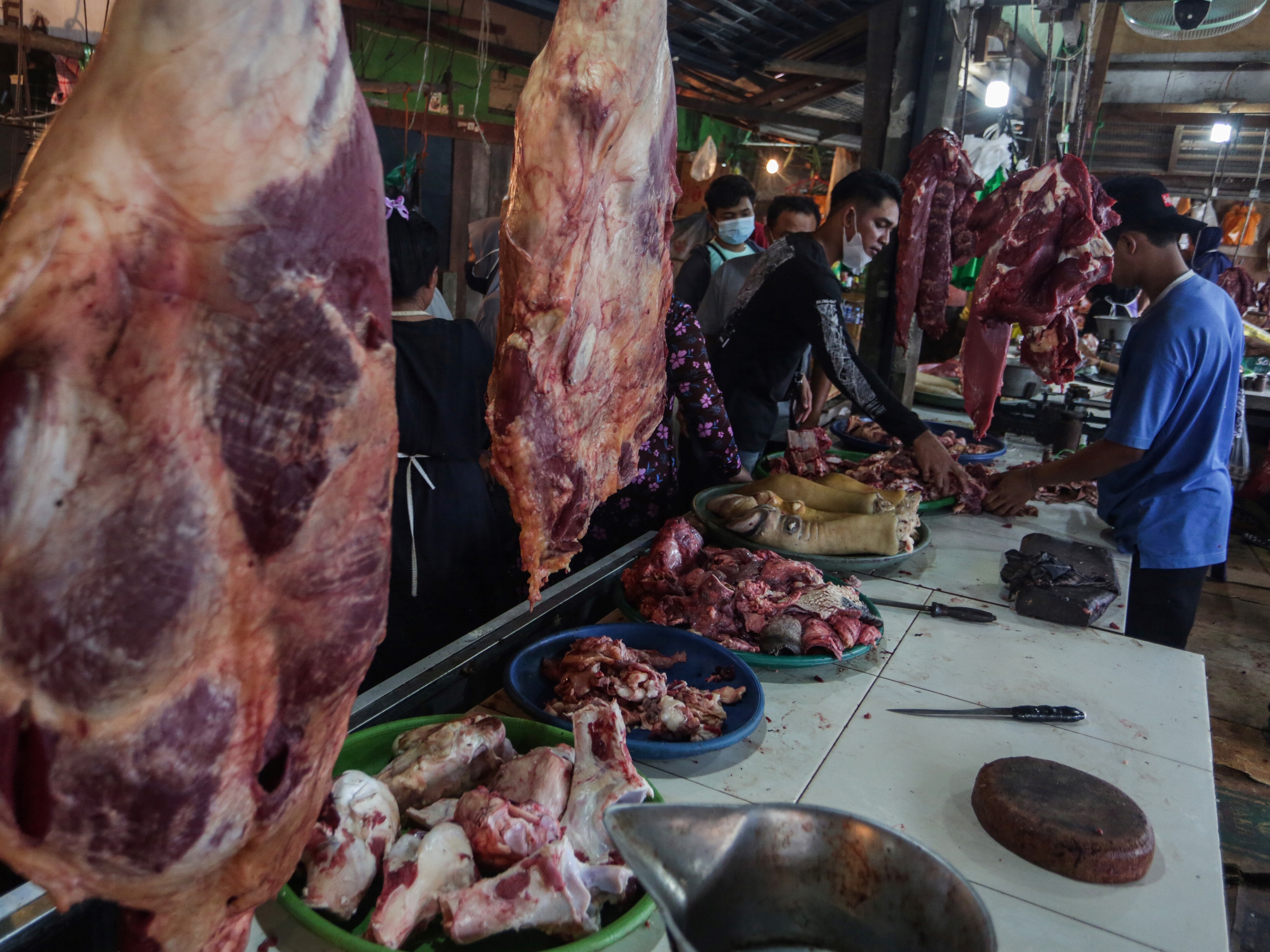 Pedagang daging sapi melayani pembeli di Pasar Besar, Palangka Raya, Kalimantan Tengah, Minggu (1/5/2022).