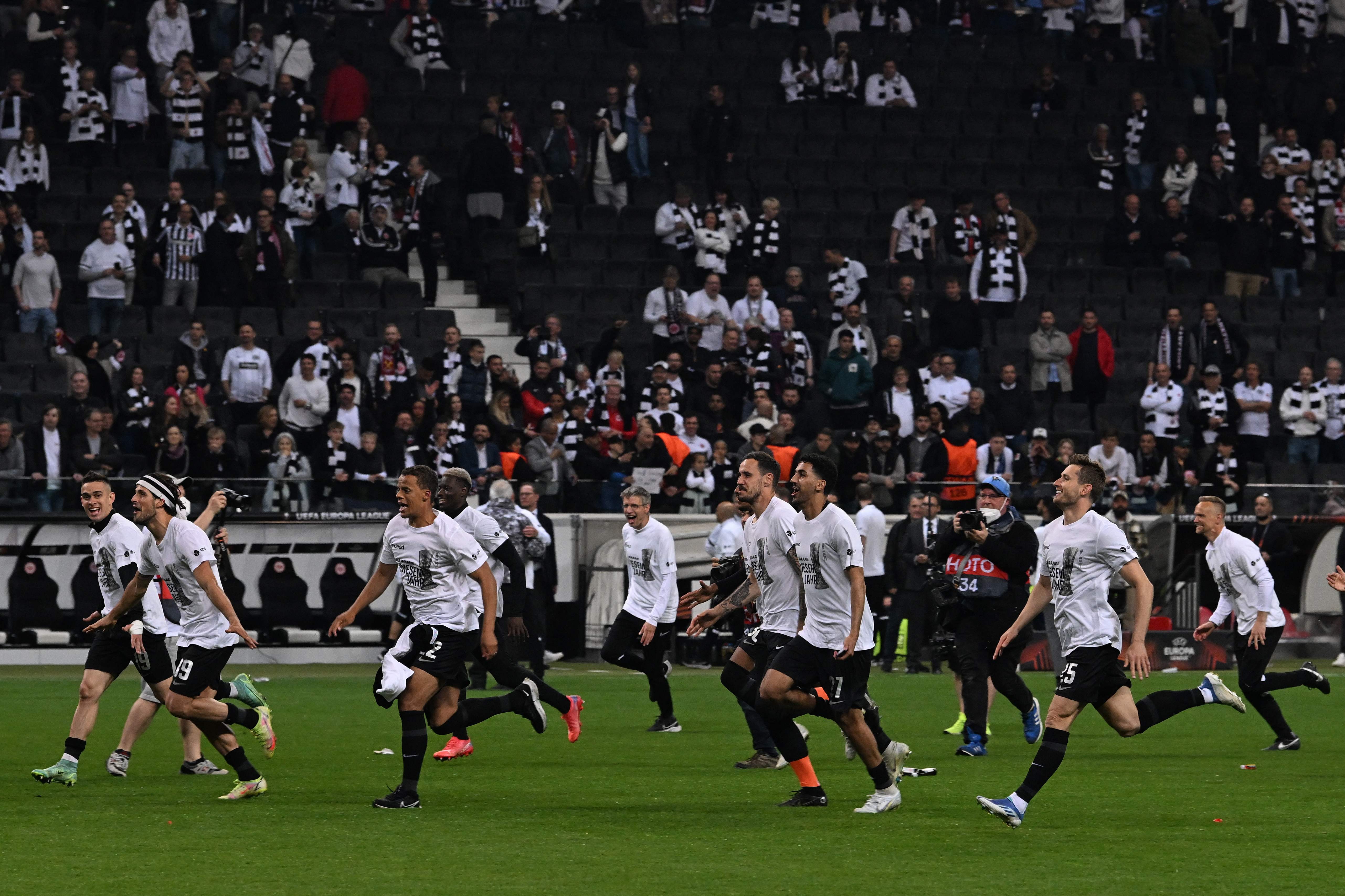 Pemain Eintracht Frankfurt merayakan keberhasilan mereka melaju ke final Liga Europa usai mengalahkan West Ham United.