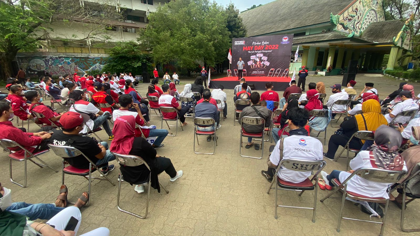 Peringatan Hari Buruh Sedunia atau May Day yang jatuh 1 Mei diperingati massa buruh Jawa Tengah dengan menggelar mimbar bebas.