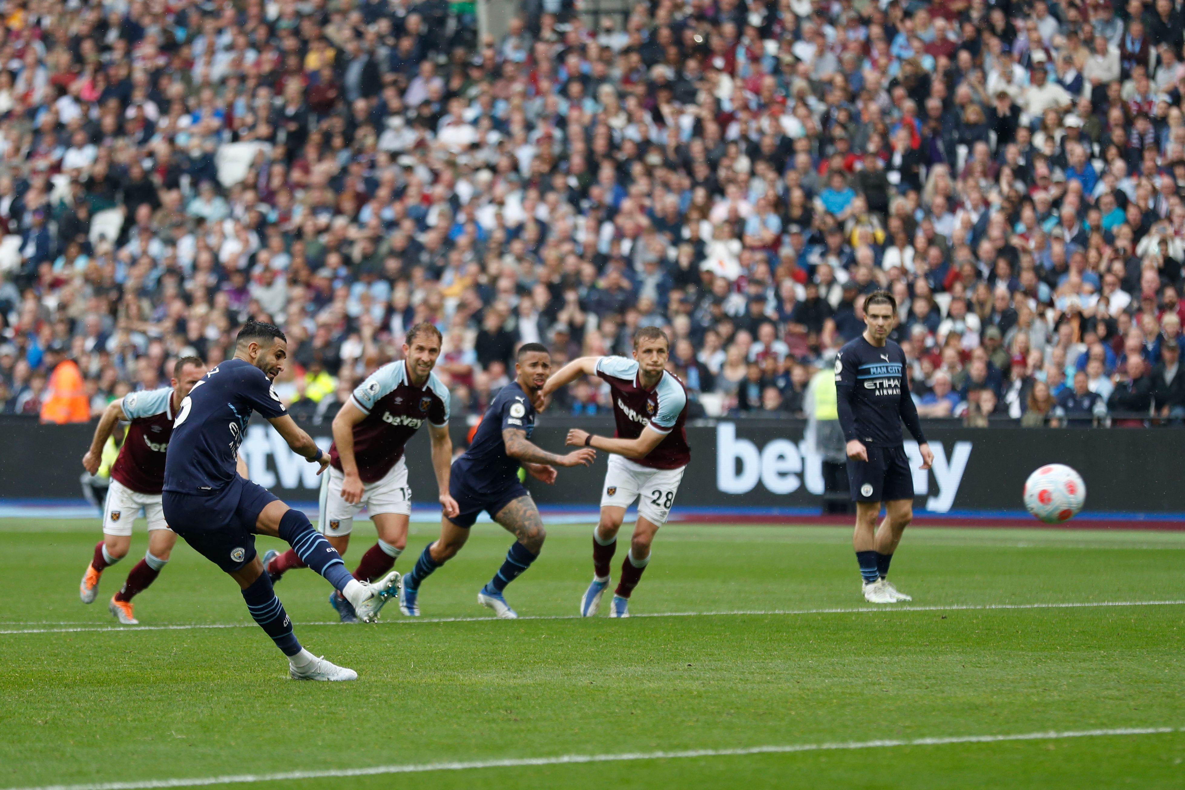Striker Manchester City, Riyad Mahrez (kiri) melakukan tendangan penalti saat melawan West Ham, Minggu (15/5). 