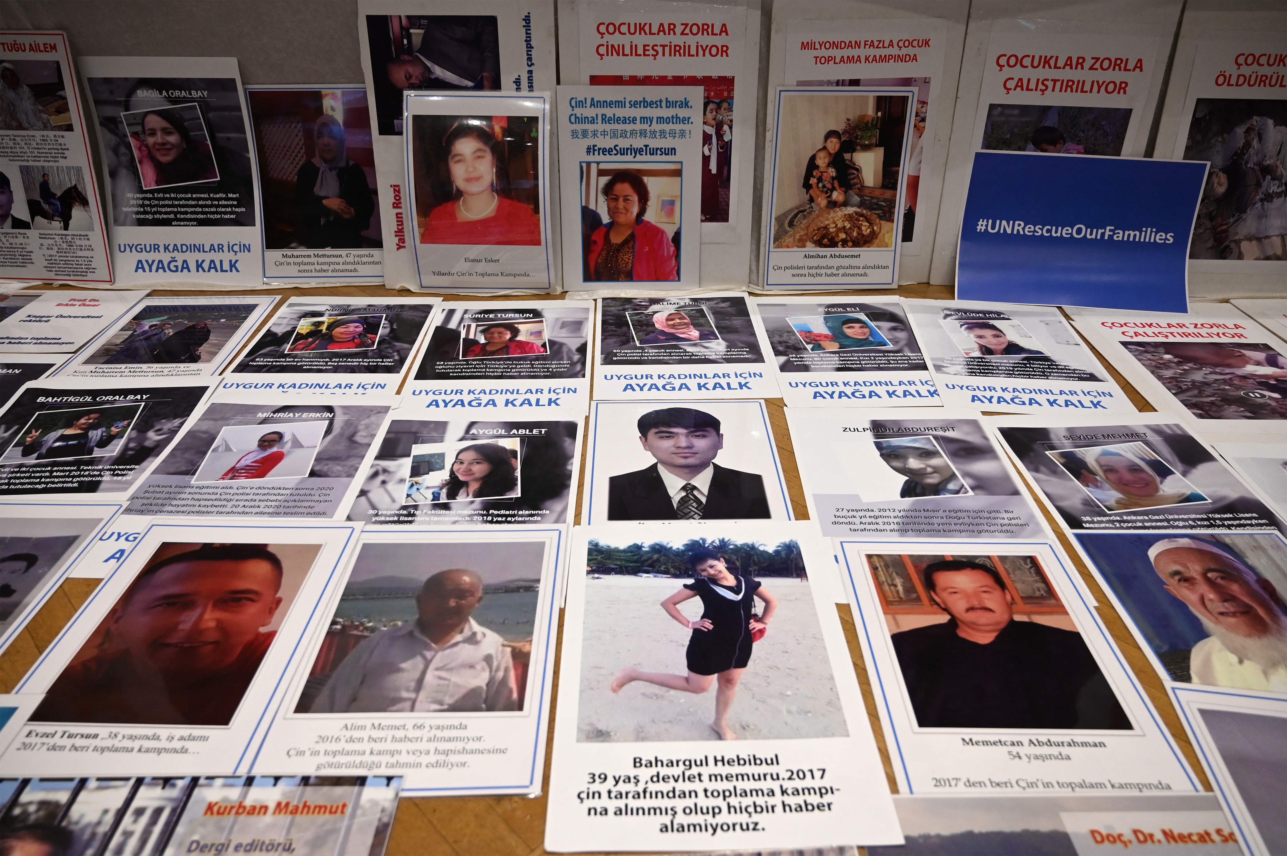 Demonstran Uighur menunjukkan foto-foto sanak keluarga mereka yang ditahan di Xinjiang saat unjuk rasa di Istanbul, Turki, Selasa (10/5).  