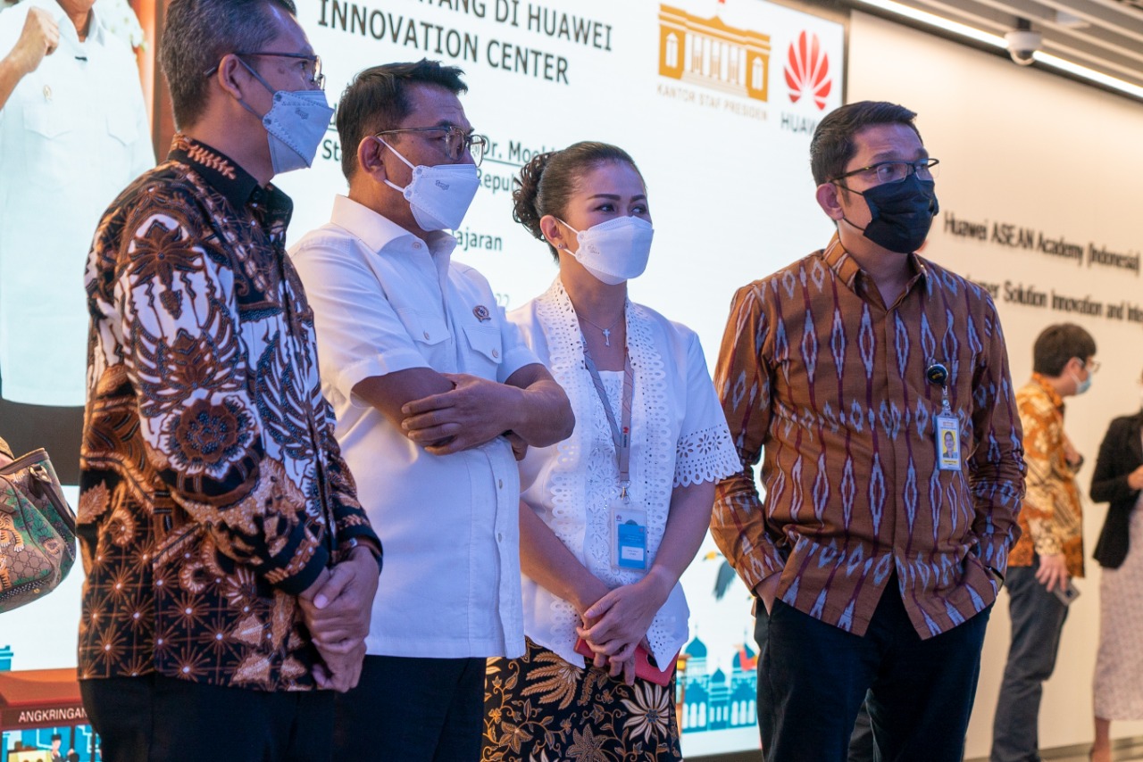 Ketua KSP, Moeldoko (kedua dari kiri) saat berkunjung ke kantor Huawei.