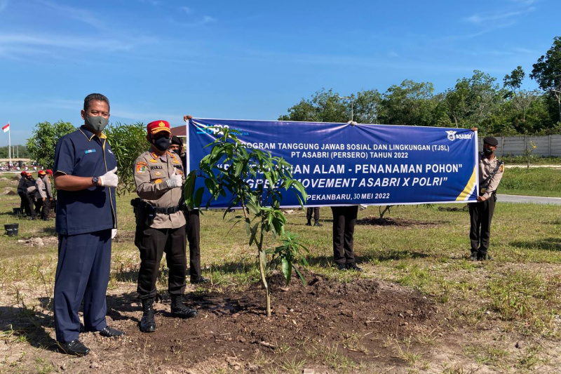 PT Asabri (Persero) bekerja sama dengan Polda Riau, melakukan penanaman pohon di kawasan SPN Polda Riau, Senin (30/5). 