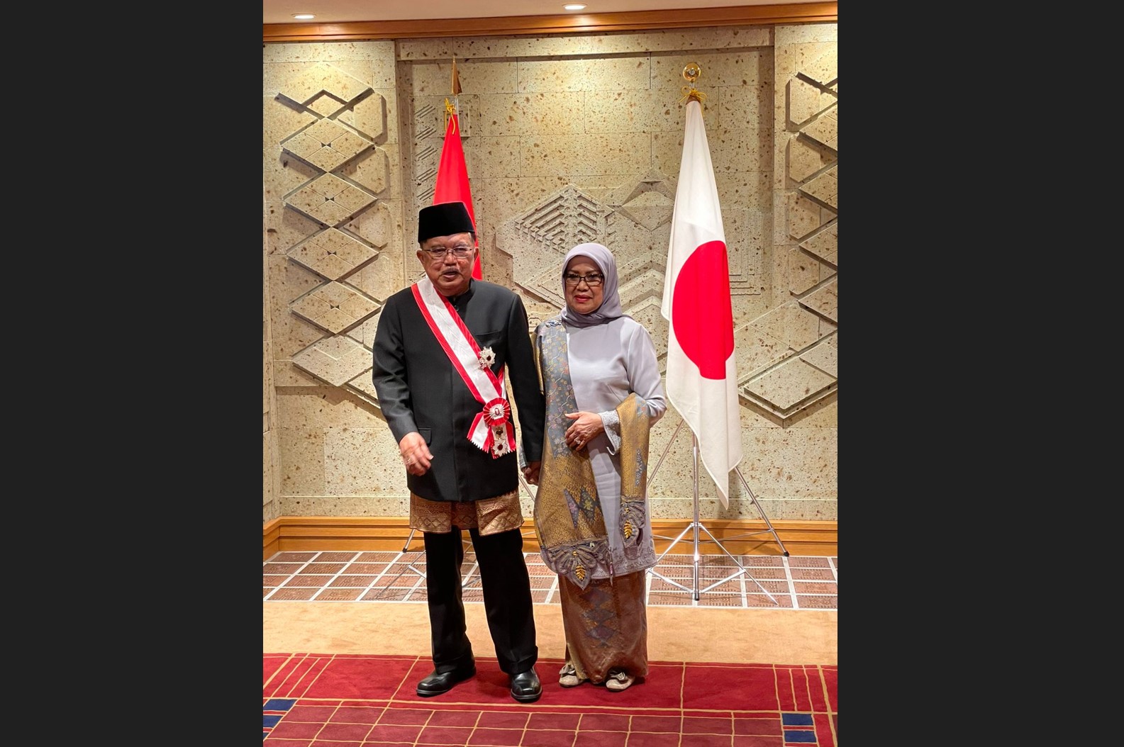 WAKIL Presiden RI ke-10 dan 12, Jusuf Kalla (kiri) mendapatkan penghargaan tertinggi dari Pemerintah Jepang.
