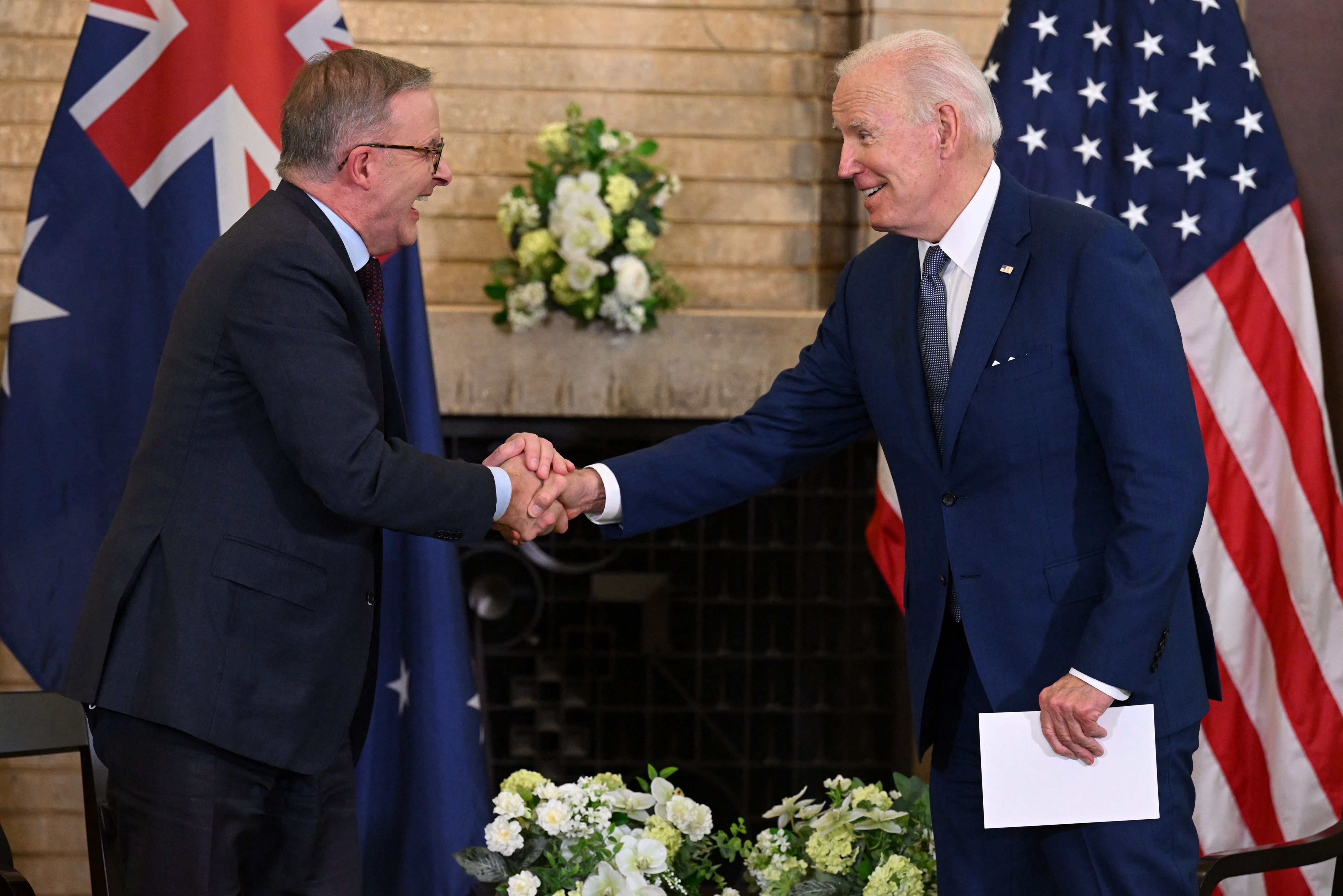 Presiden AS Joe Biden saat berjabat tangan dengan PM Australia Anthony Albanese.