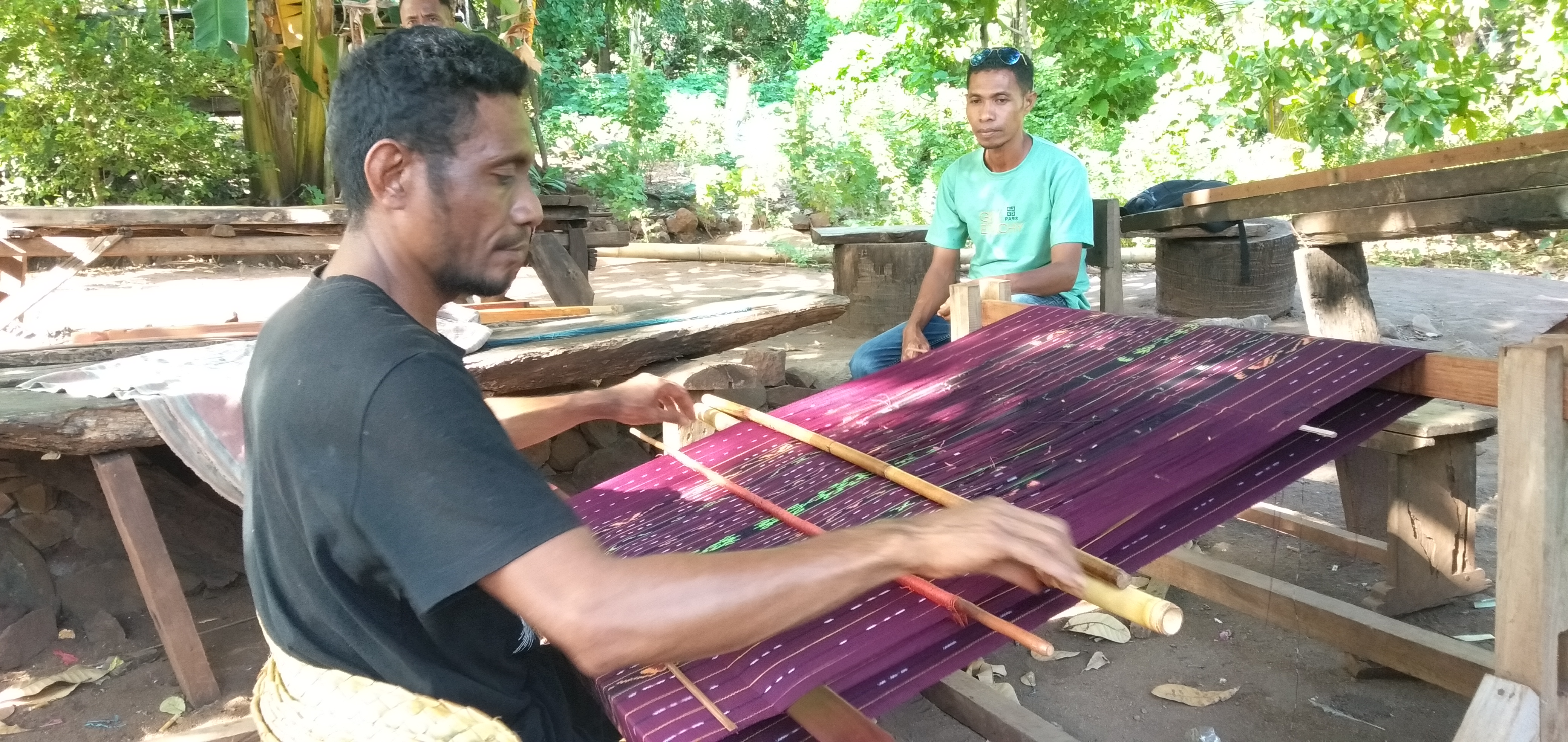 Aktivitas tenun yang dilakukan seorang pemuda Desa Tapobali. 