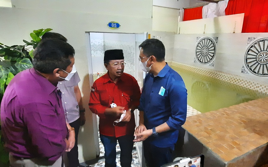 Bupati Cianjur Herman Suherman (tengah) meresmikan kolam pemandian air panas alami di Pasar Cipanas, Cianjur, Jabar, Jumat (27/5).