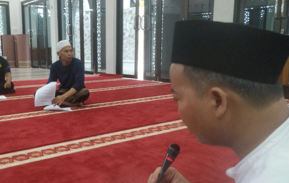 Uztaz Sohib AW Adnan memberikan materi kajian SIrah Nabawiyah di Masjid Nursiah Daud Paloh