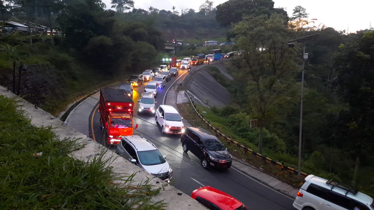 Kemacetan parah di Gantong Atas, Kabupaten Tasikmalaya menuju arah Bandung mulai jam 8 WIB hingga 18.45 WIB belum terurai, Jumat (6/5/2022))