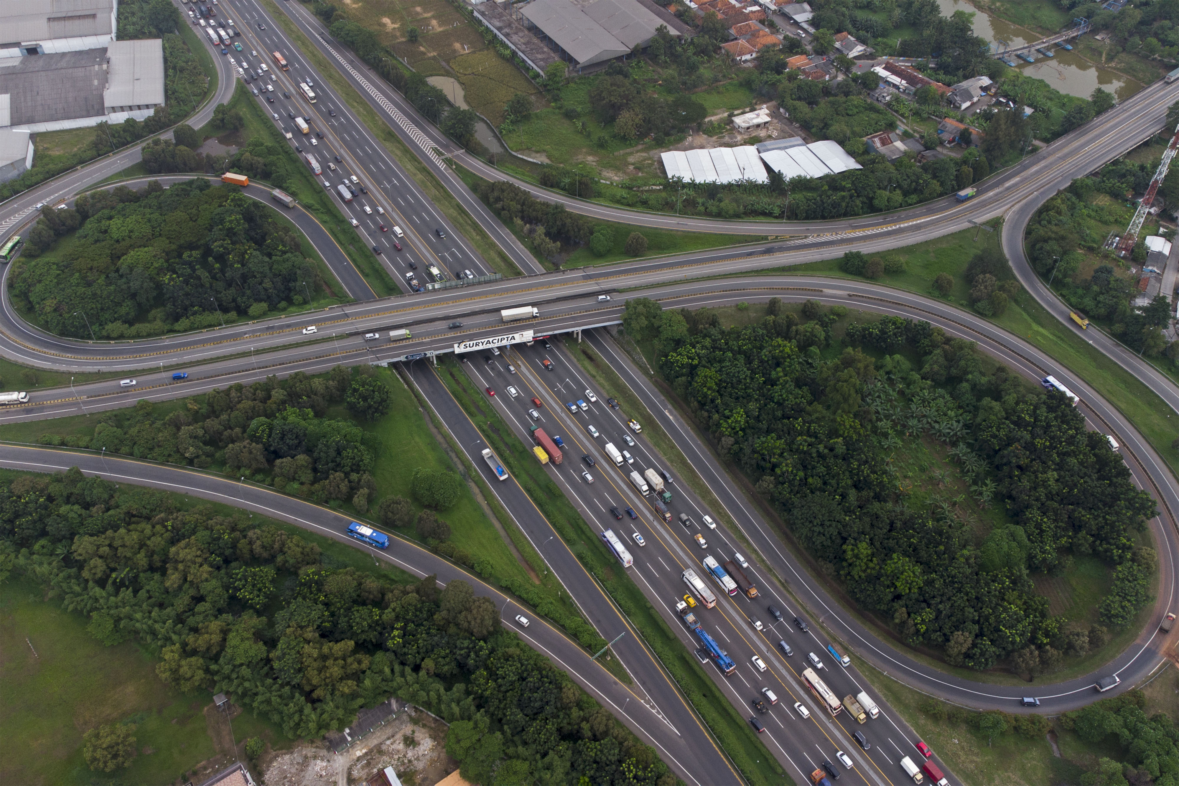 Foto udara sejumlah kendaraan melintas di Jalan Tol Jakarta-Cikampek, Jawa Barat.