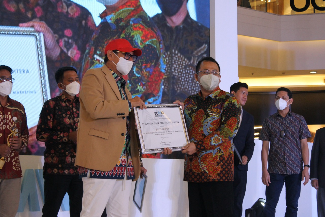 Hermawan Kartajaya (kiri), Rachmad Arif Binantoro (kanan) 