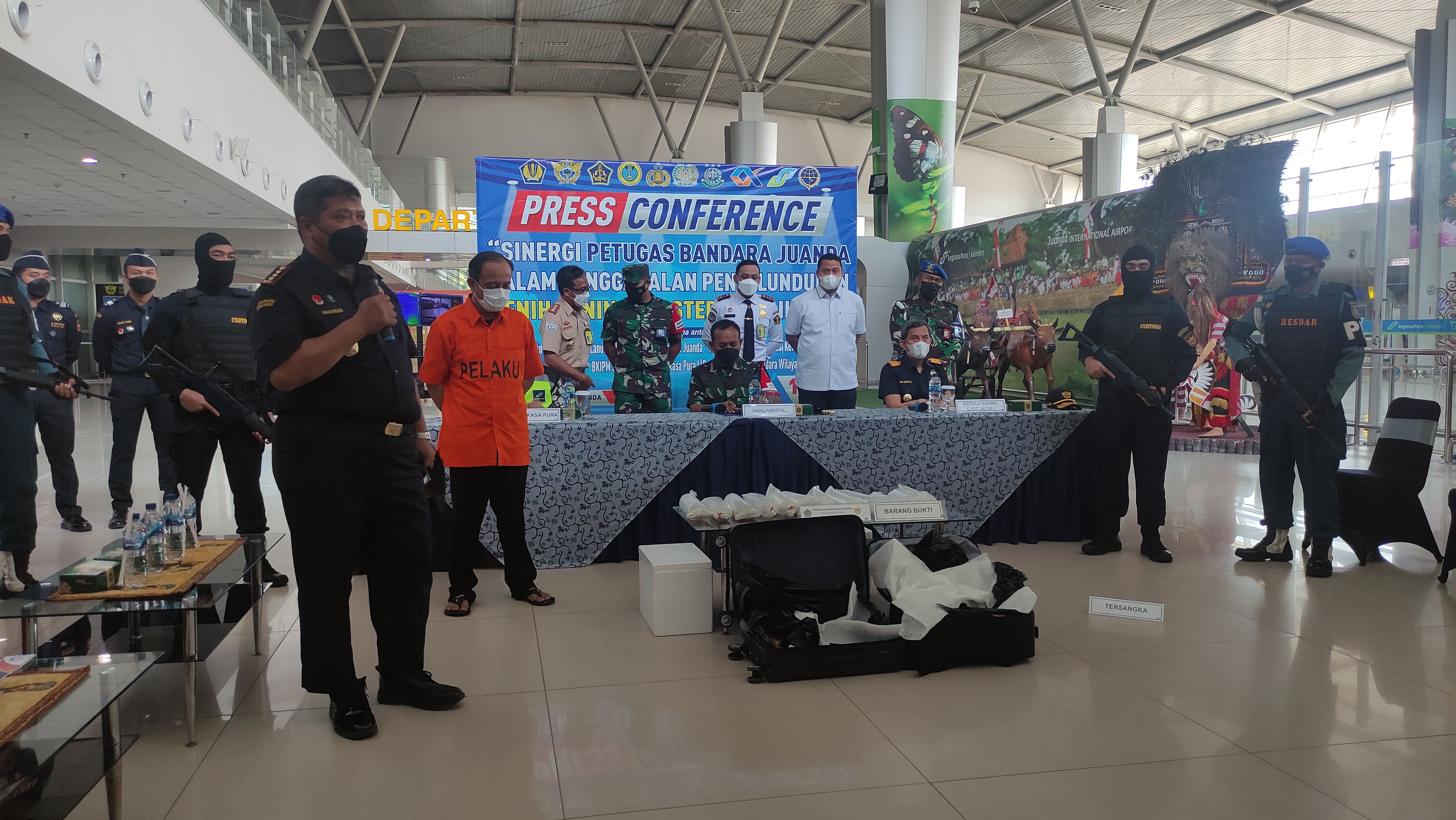 Konfrensi pers penggagalan penyelundupan baby lobster di Bandara Juanda, Sidoarjo, Jawa Timur.