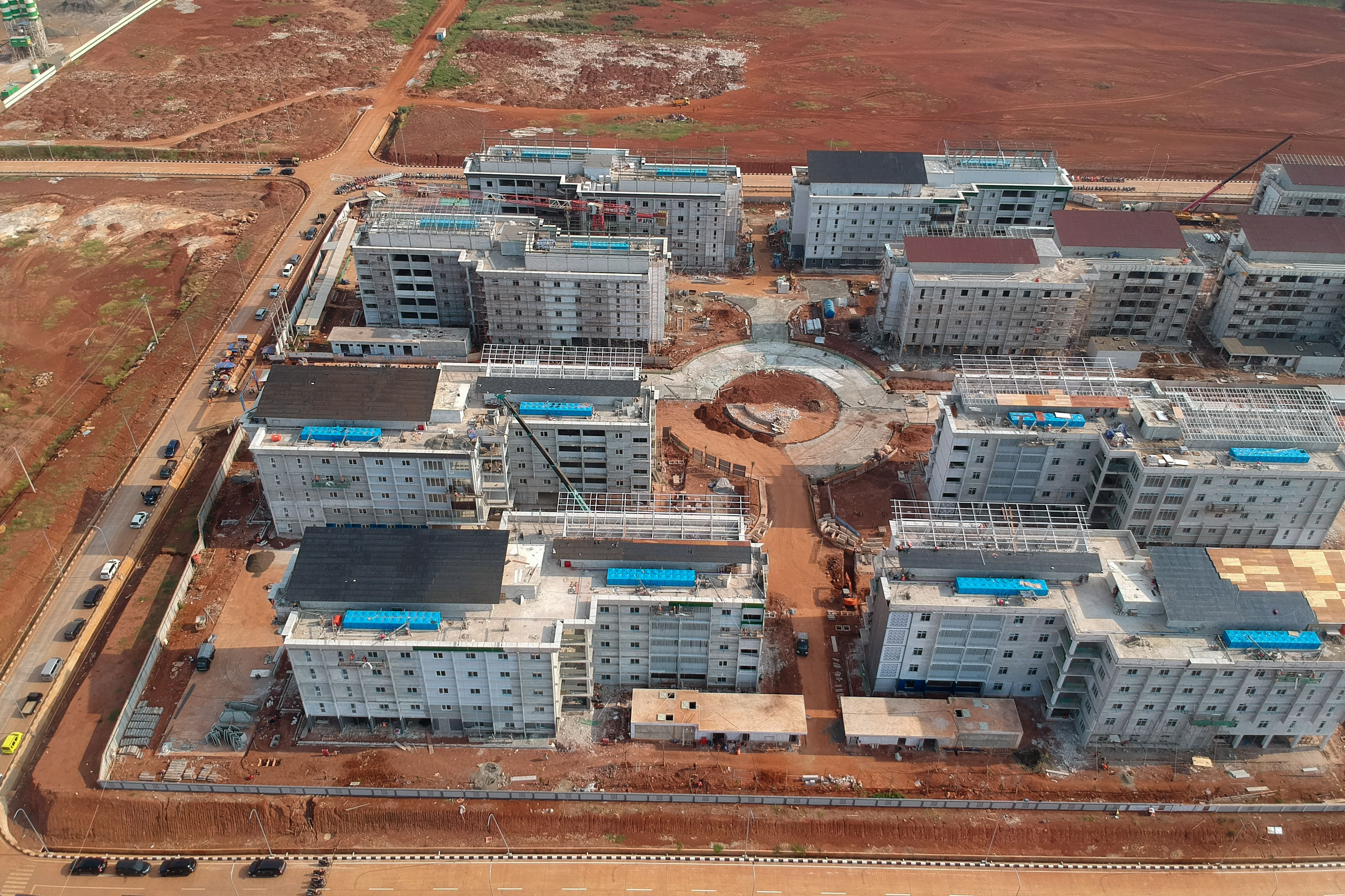 Foto udara pembangunan rusunawa pekerja industri Batang I di Kawasan Industri Terpadu Batang (KITB) di Kabupaten Batang, Jawa Tengah, Kamis 