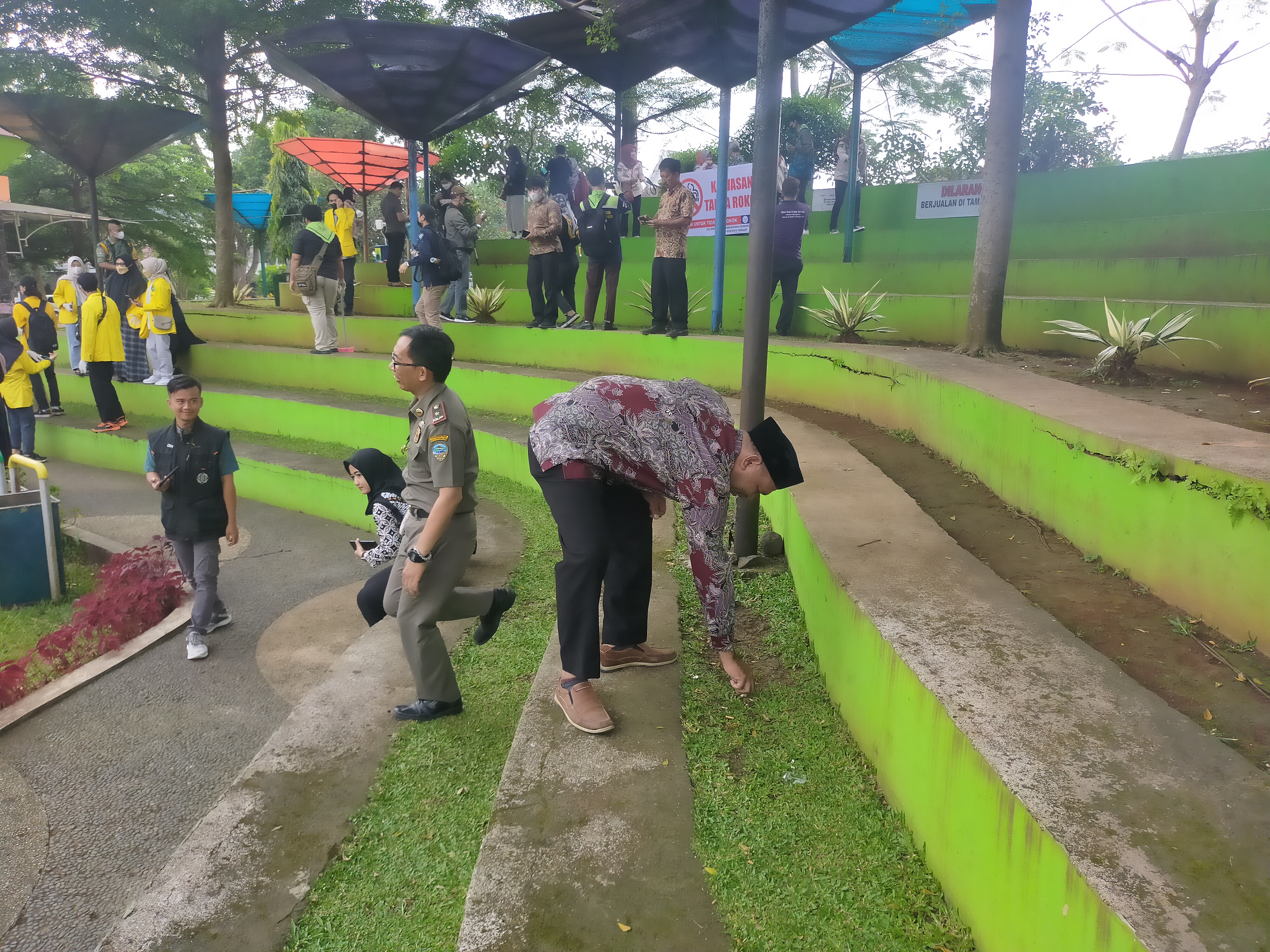 Di hari tanpa tembakau sedunia, eleman masyarakat di Kota Tasikmalaya memunguti putung rokok di Alun alun kota, Selasa (31/5)