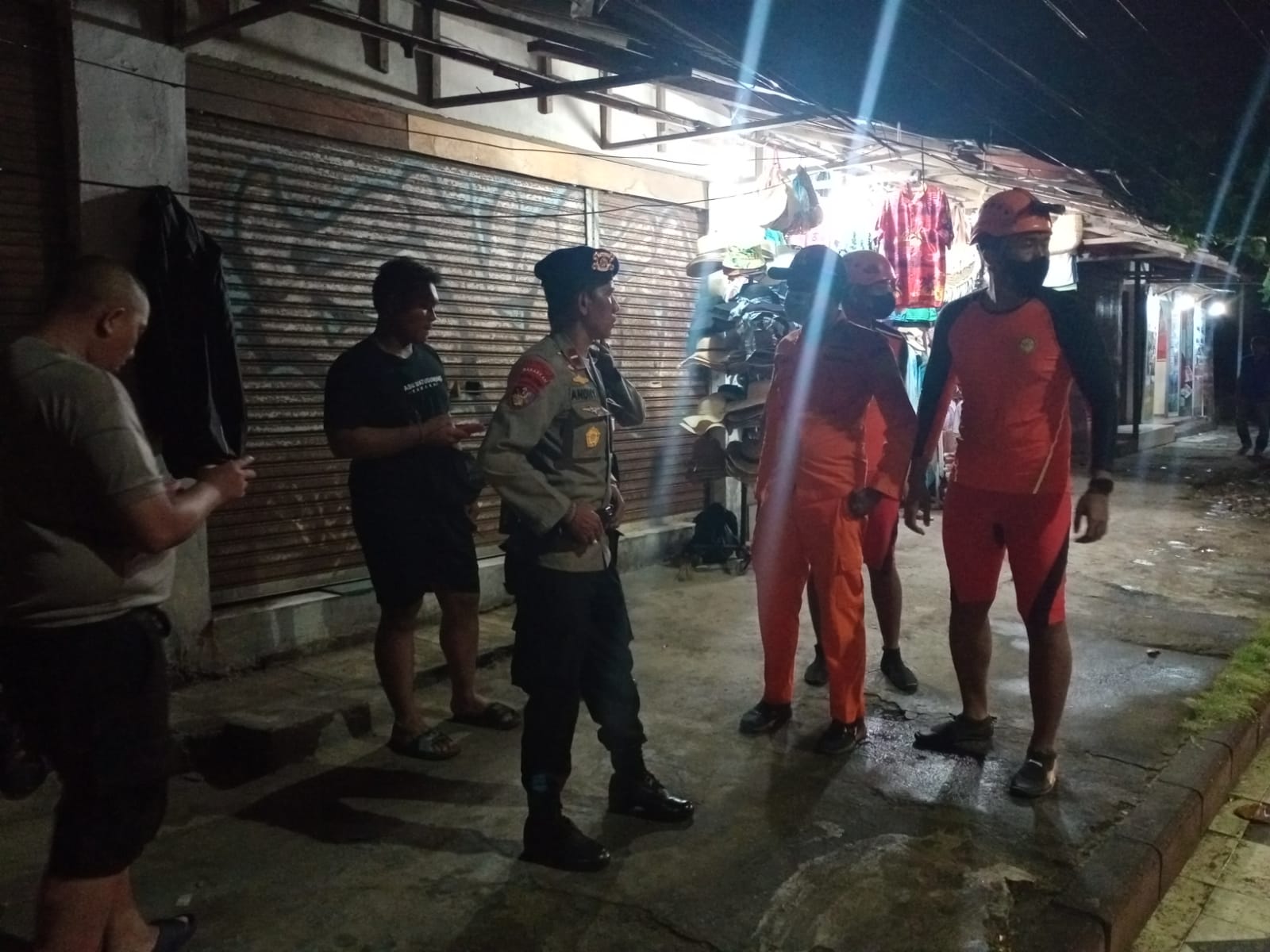 Personel Basarnas Bali berkoodinasi dengan unsur SAR lainnya dalam pencarian orang yang hilang terseret arus di Pantai Kuta, Bali,