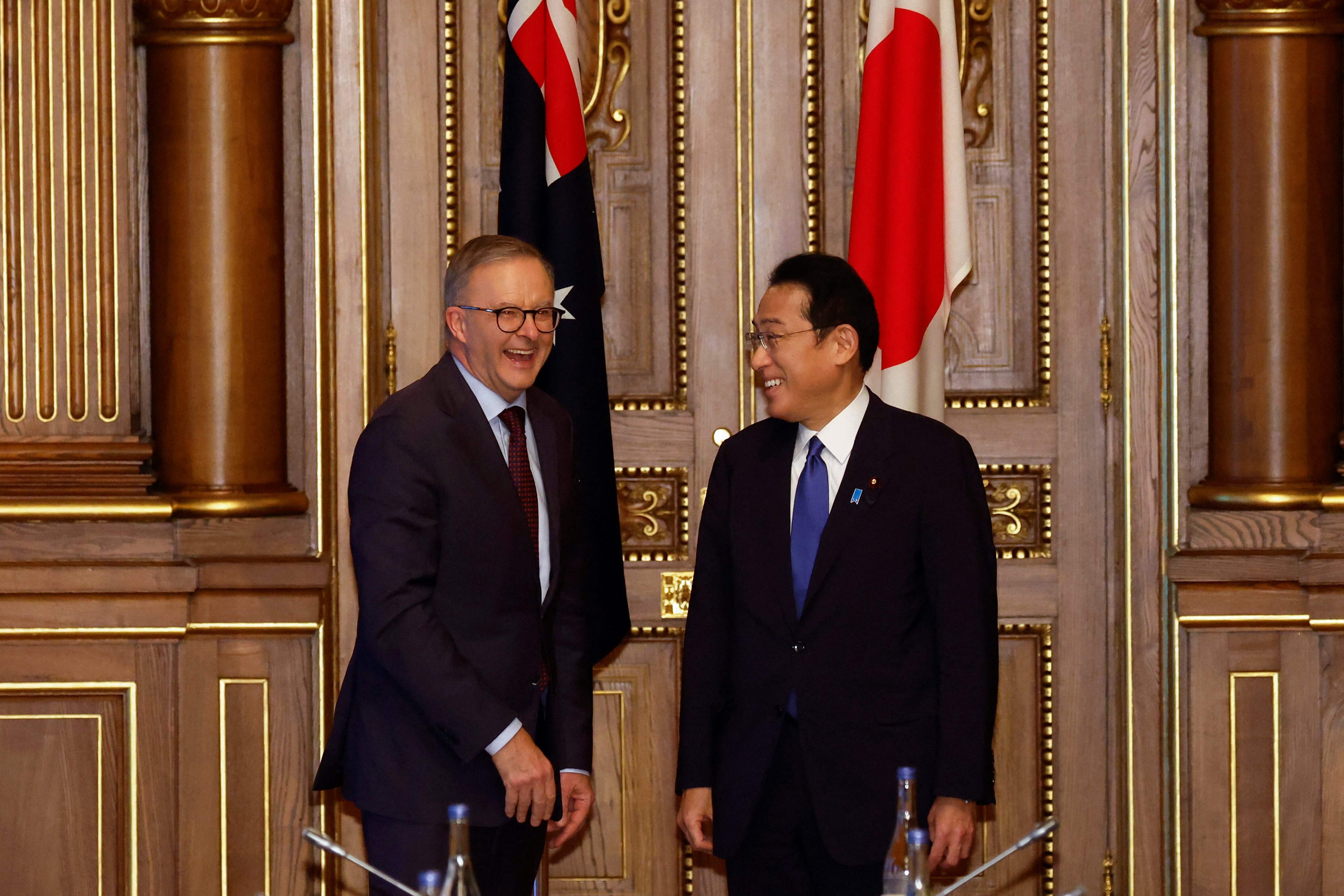 PM baru Australia Anthony Albanese (kiri) bertemu PM Jepang Fumio Kishida bertemu di sela Pertemuan Quad di Tokyo, Jepang, Selasa (24/5).  