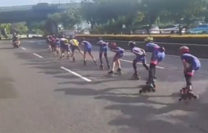 Aksi pesepatu roda berlatih di Jl Gatot Subroto.