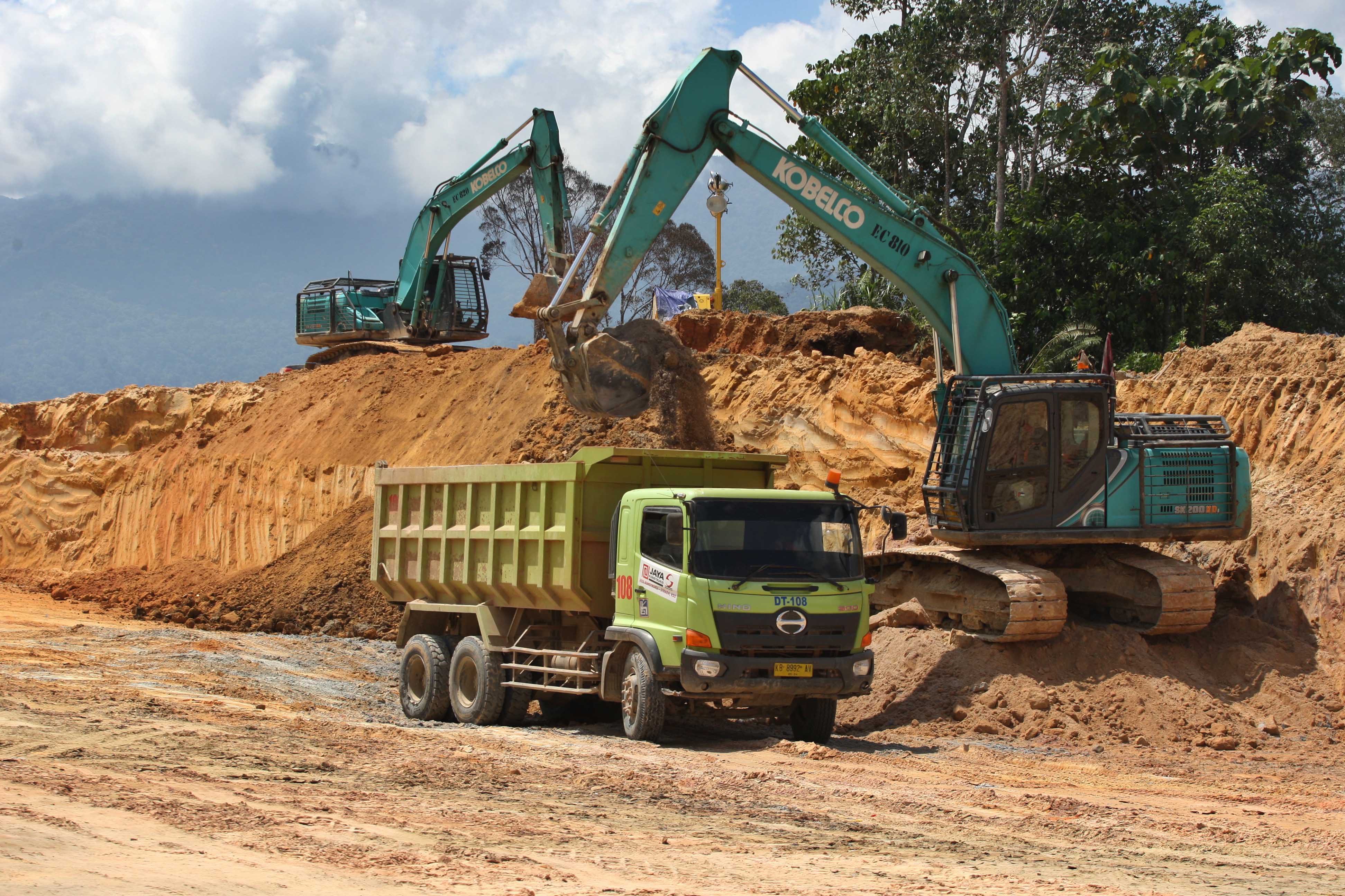  Aktivitas alat berat di area pertambangan bauksit di Kabupaten Sambas, Kalimantan Barat, Selasa (27/7). 