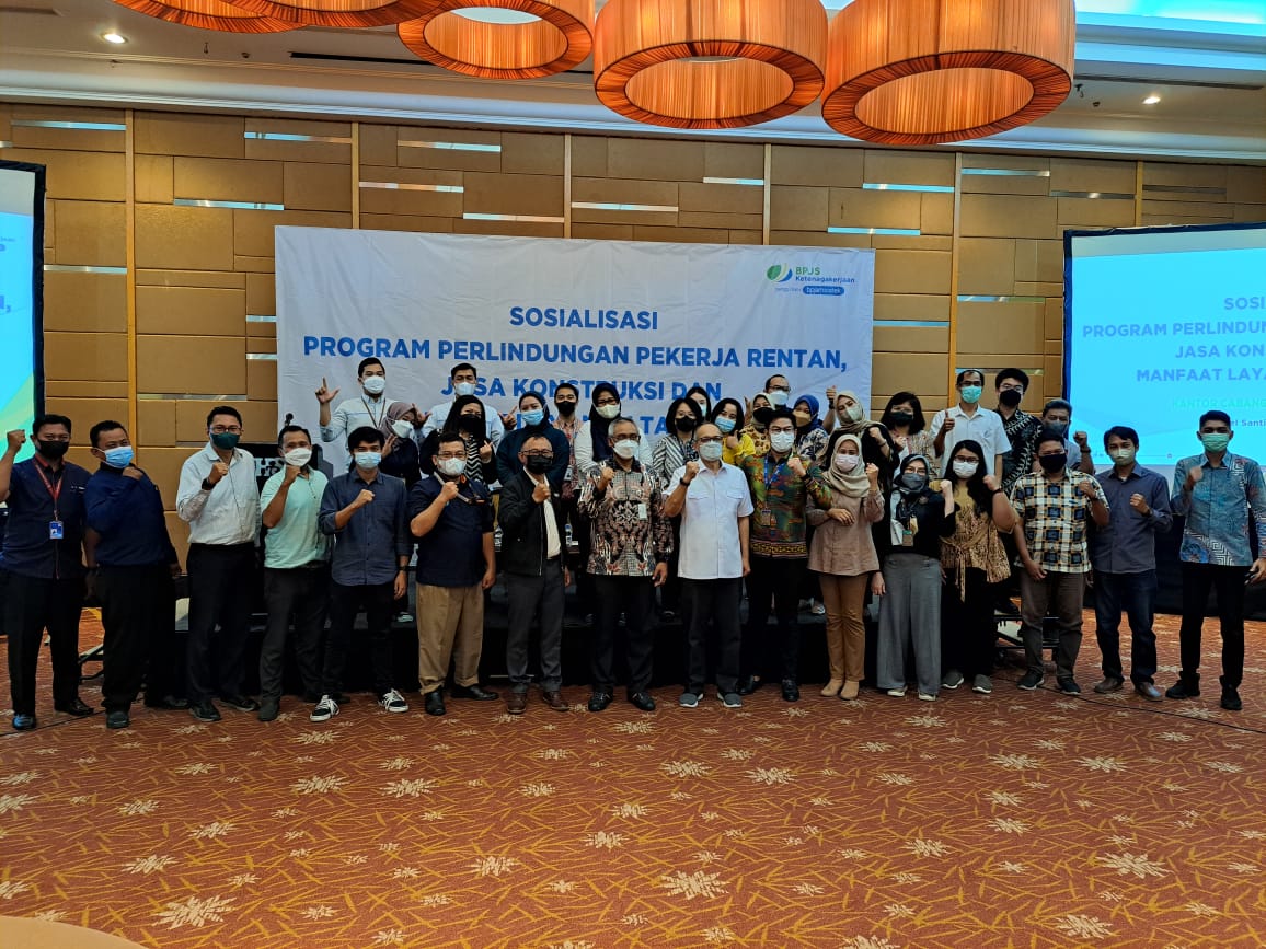 Acara Sosialisasi Program Perlindungan Pekerja Rentan, Jasa Konstruksi dan Manfaat Layanan Tambahan (MLT) di Hotel Santika, Jakarta Barat. 