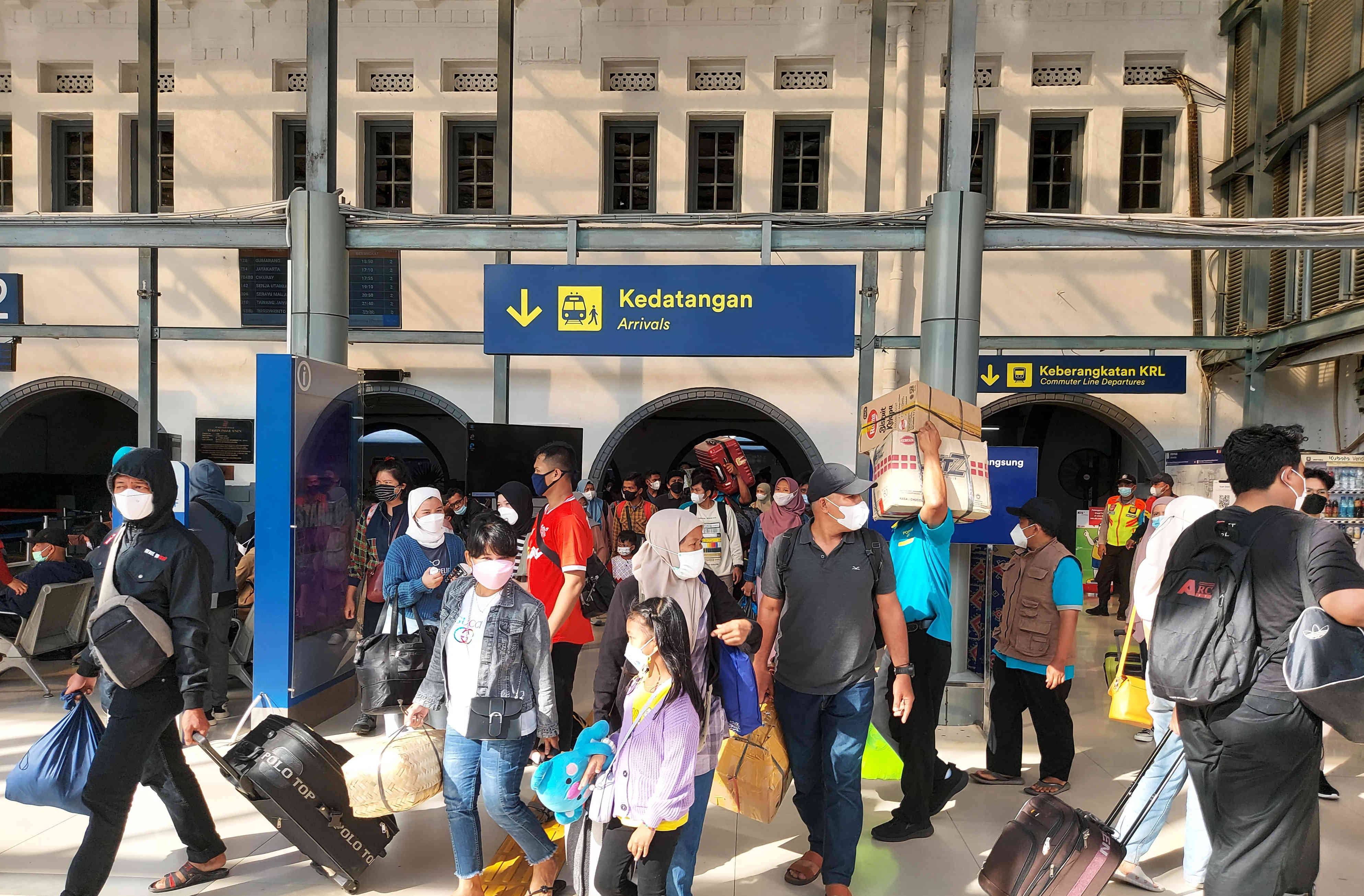 Suasana Stasiun Pasar Senen, Jakarta, yang ramai penumpang.