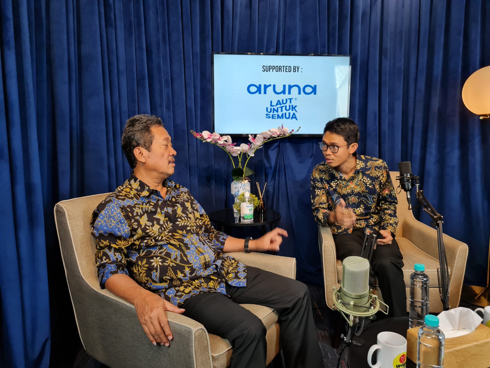 Co-Founder dan Chief Executive Officer (CEO) Aruna, Farid Naufal Aslam bersama Menteri Kelautan dan Perikanan Sakti Wahyu Trenggono.