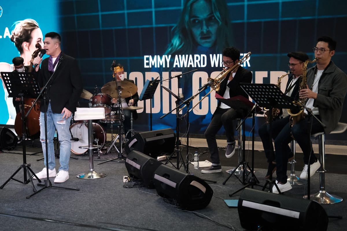 Penyanyi jazz muda Alonzo Brata diiringi grup East Slide Jazz Initiative di Sarinah International Jazz Day.