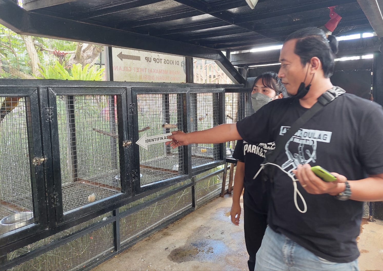 Polisi melakukan identifikasi terkait hilangnya beberapa koleksi burung di objek wisata Lembang Park and Zoo, Senin (23/5).