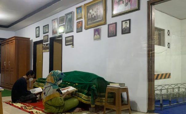 Sejumlah anggota keluarga mengaji untuk Almarhum Achmad Yurianto di rumah duka di Jalan Ir Soekarno Nomor 31, Kecamatan Junrejo, Kota Batu.