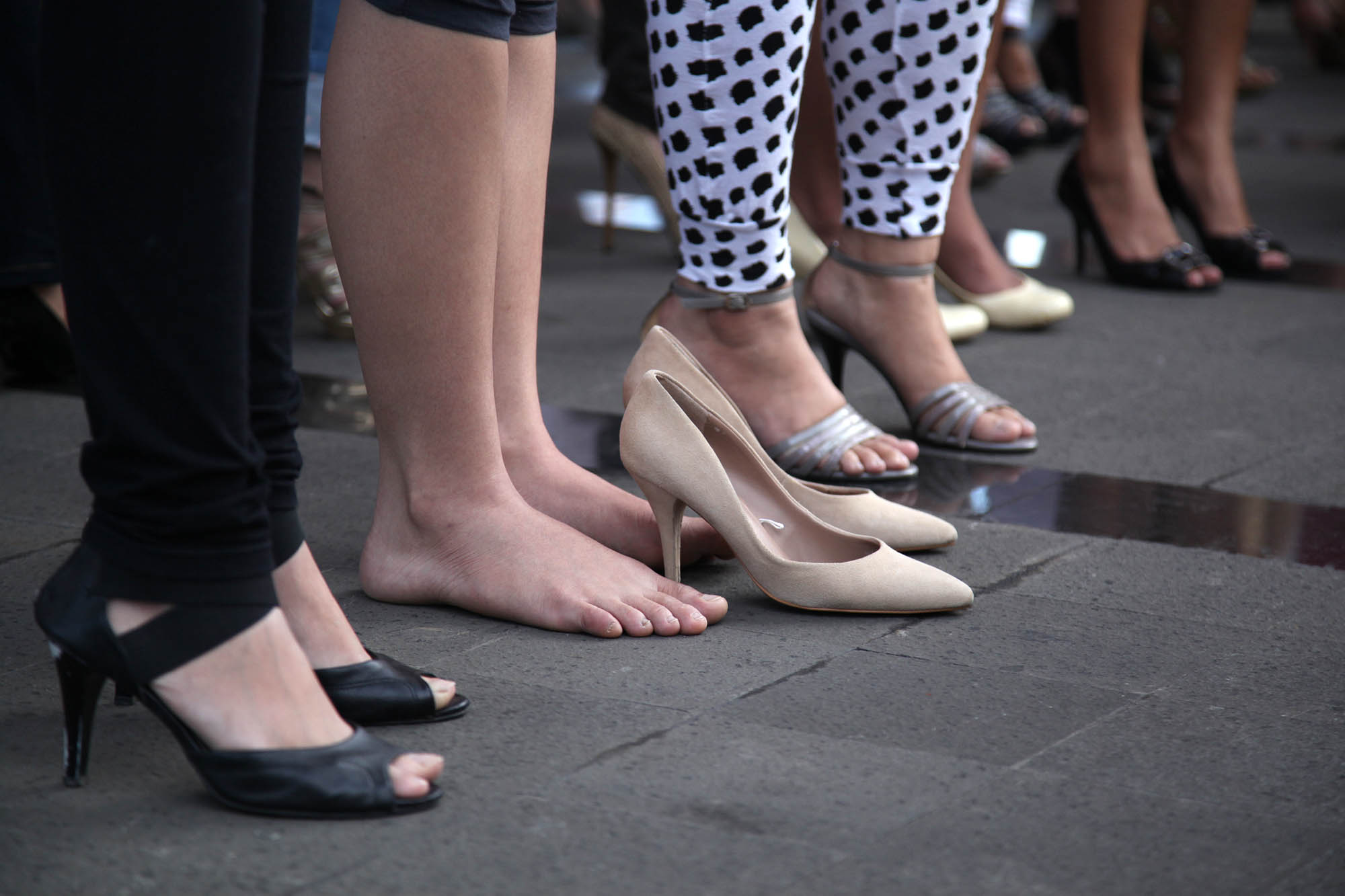 Ilustrasi sejumlah perempuan memakai sepatu high heels.