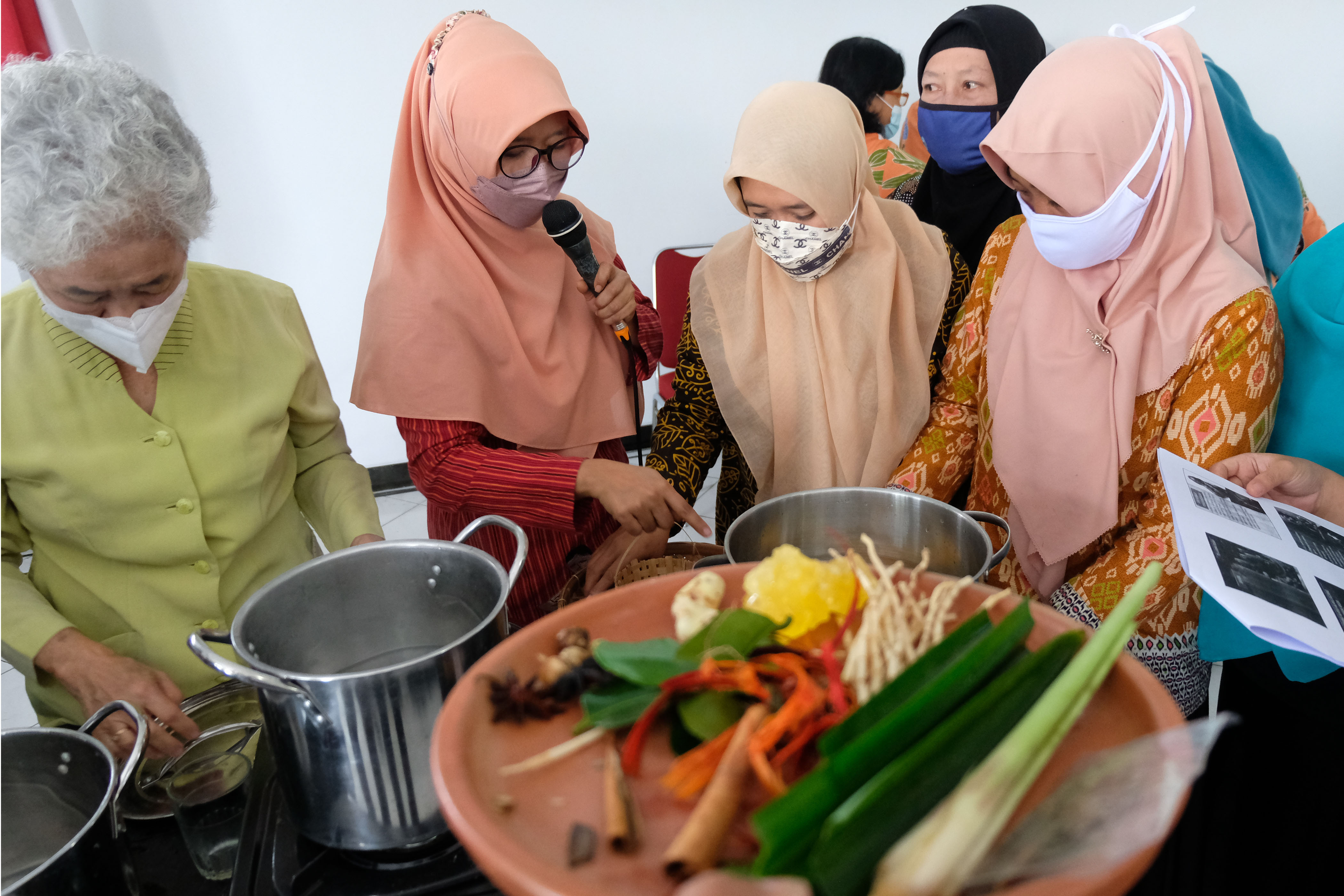 Ilustrasi pengolahan obat dengan bahan-bahan herbal