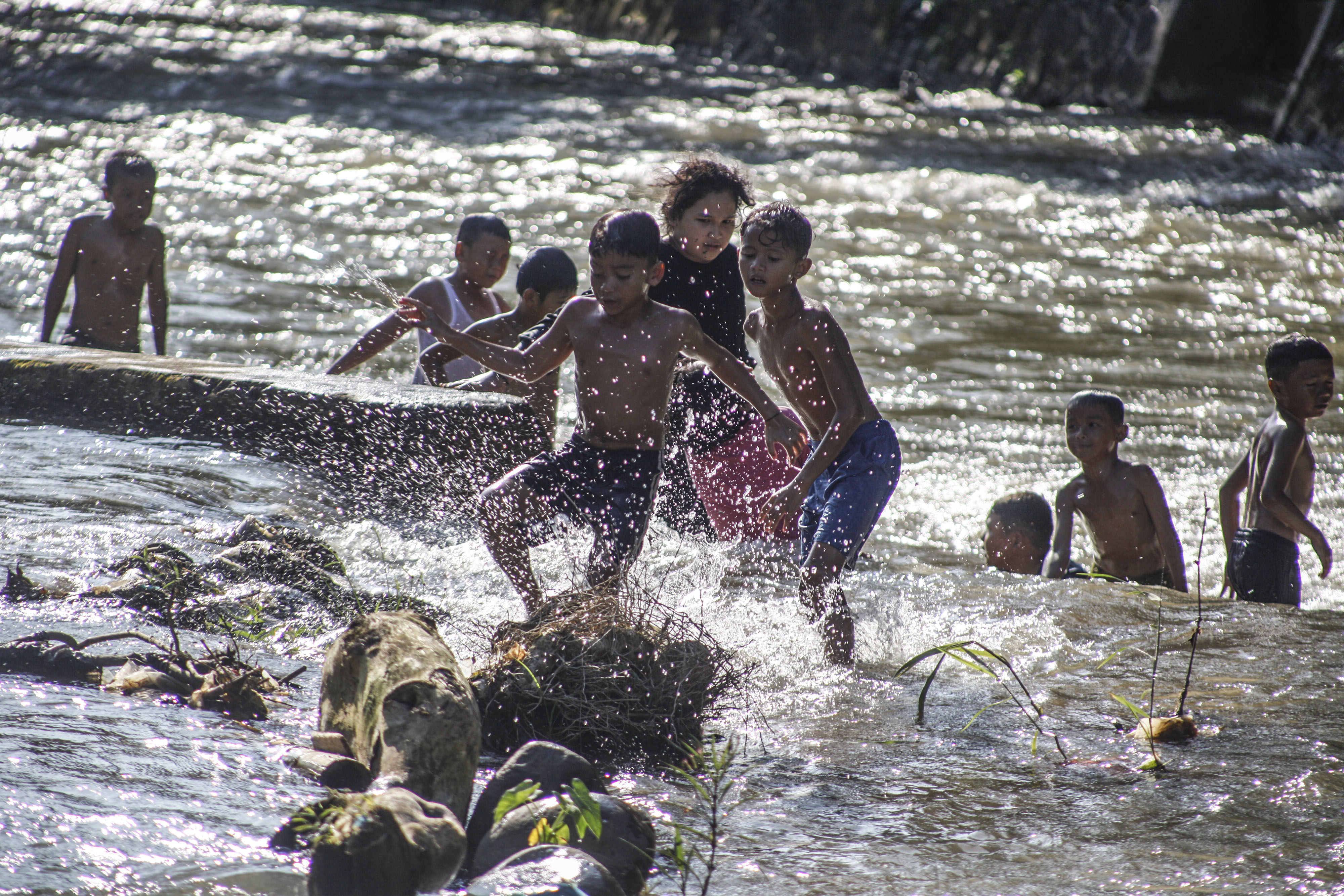 Sejumlah anak bermain air di sungai Ciliwung, Katulampa, Bogor, Jawa Barat.