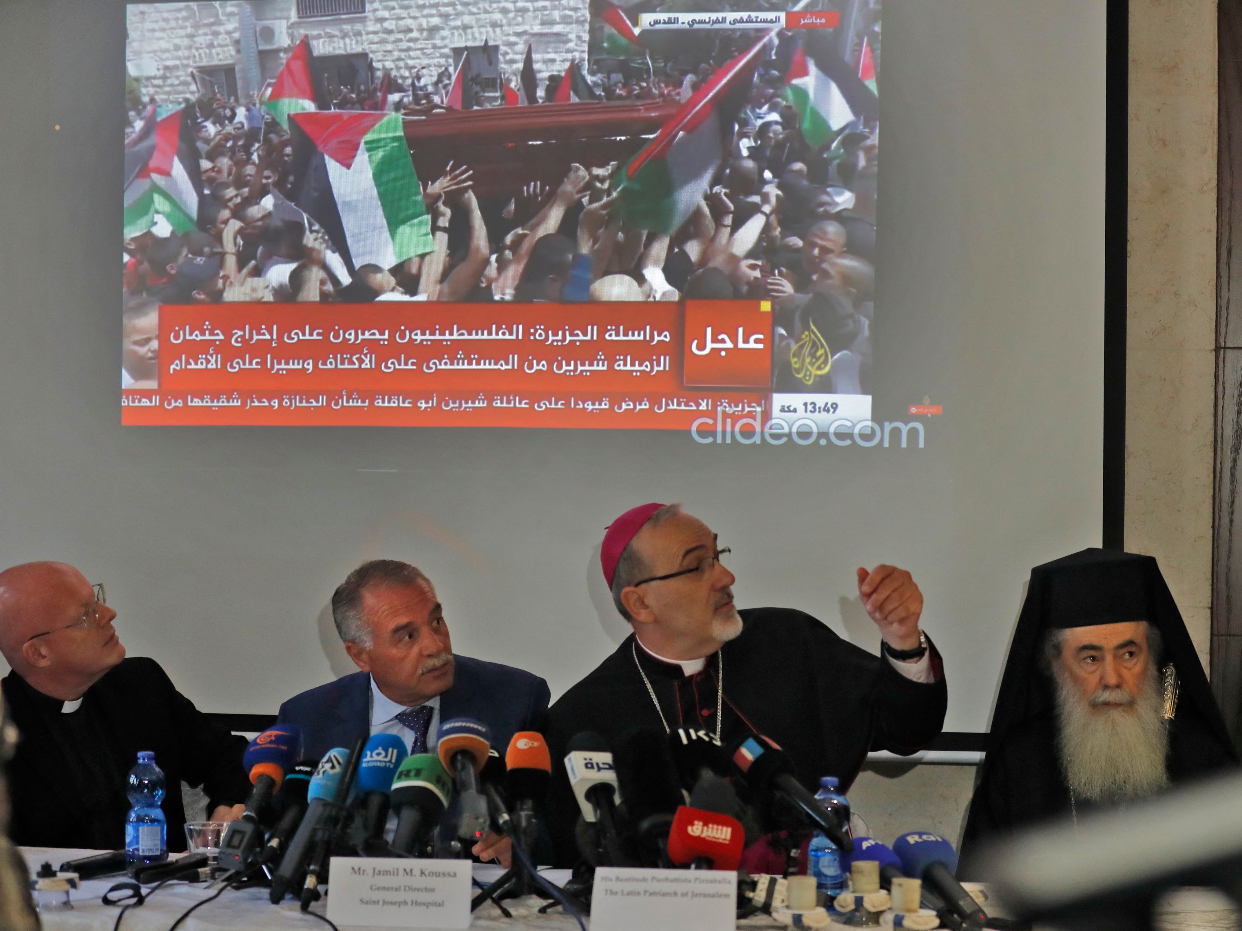 Patriark Latin Jerusalem Pierbattista Pizzaballa (ke-2 kanan) berbicara selama konferensi pers, Senin (16/5).