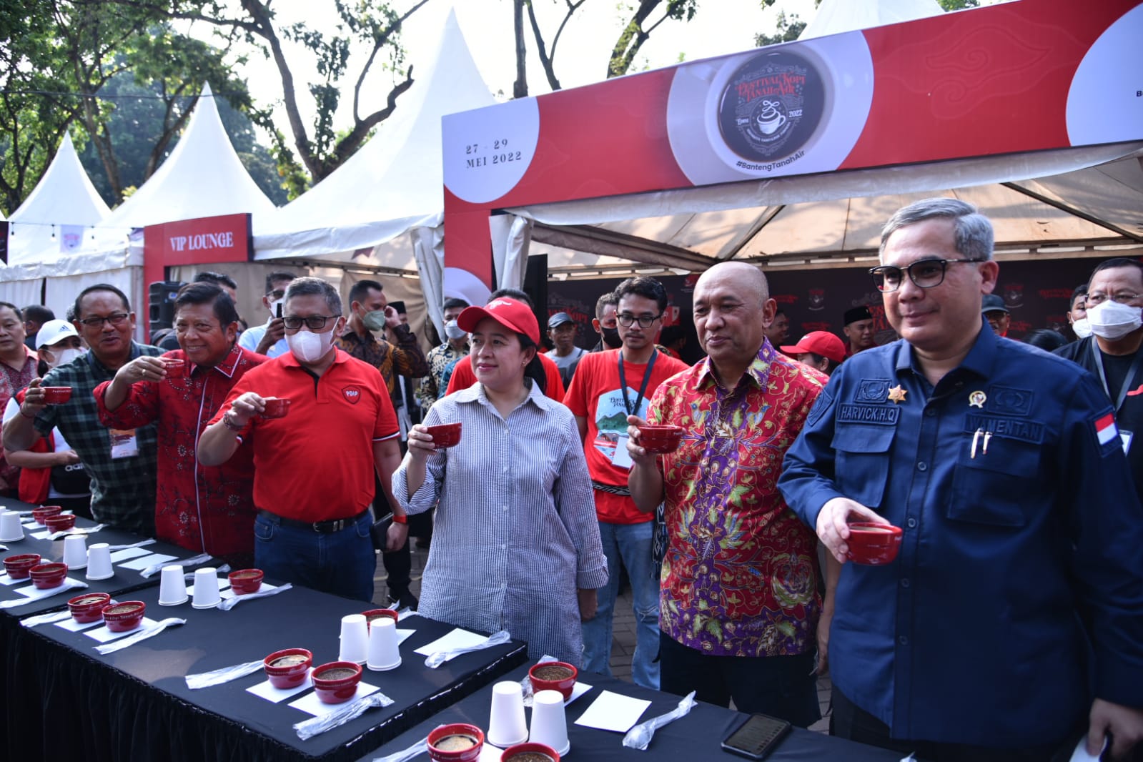 Ketua DPR Puan Maharani (tengah) bersama sejumlah petinggi PDIP saat mencicipi kopi di festivakl kopi tanah air 2022.