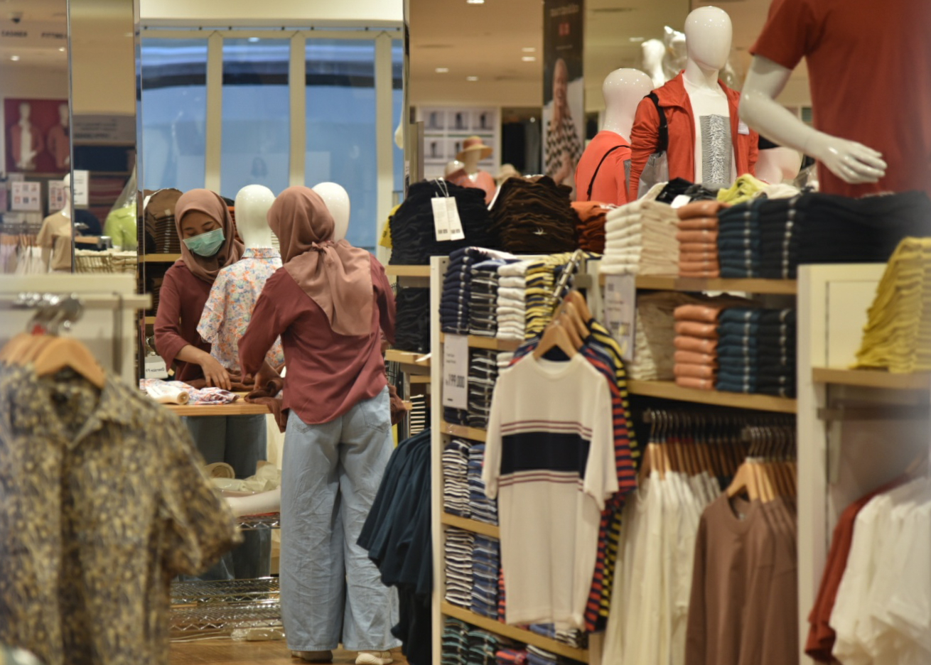 Pekerja merapihkan tenant di Lippo Mal Puri, Jakarta Barat,